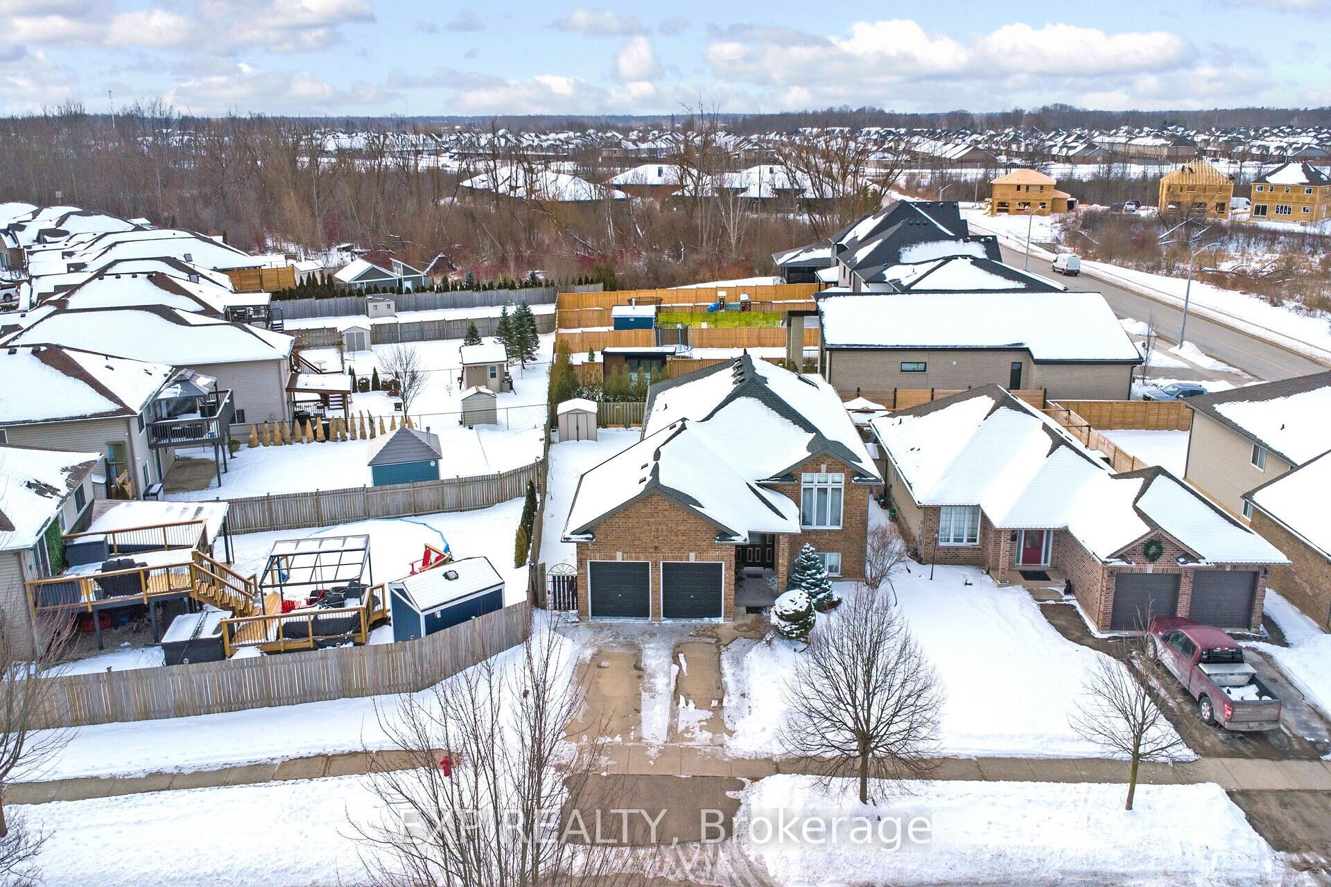 7 Lynbrook Lane Property Photo 2