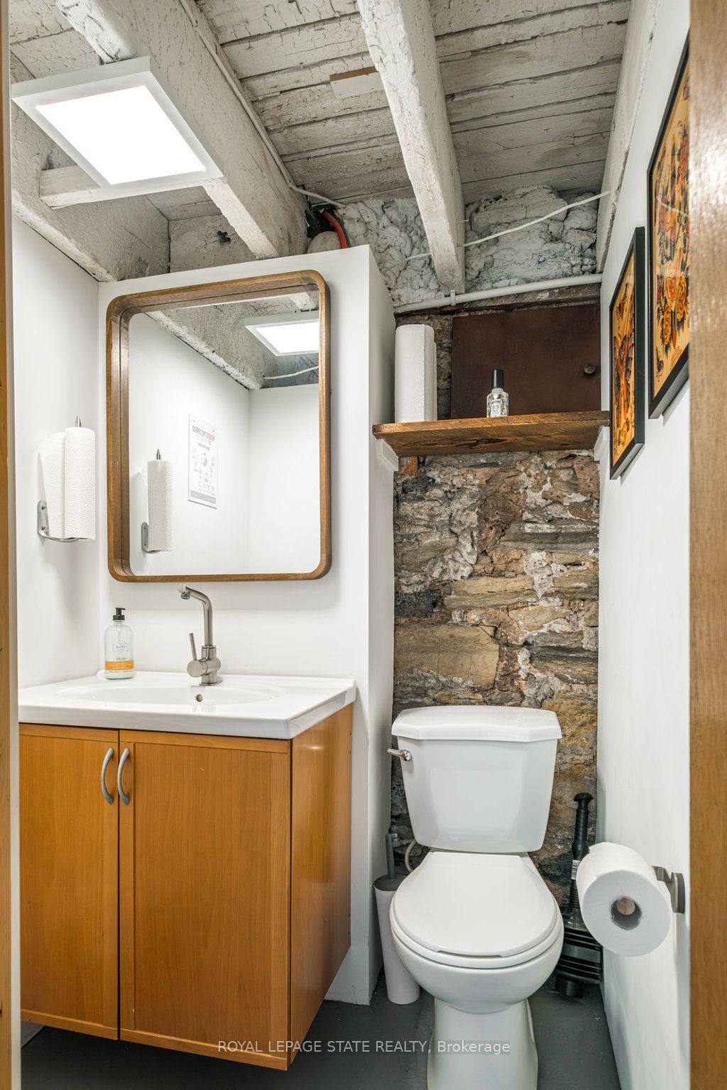203 King St E Property Photo 43