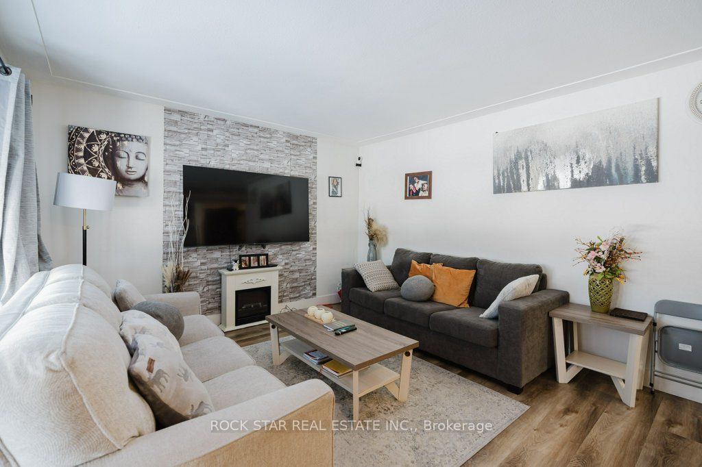 859 Upper Ottawa St Property Photo 1