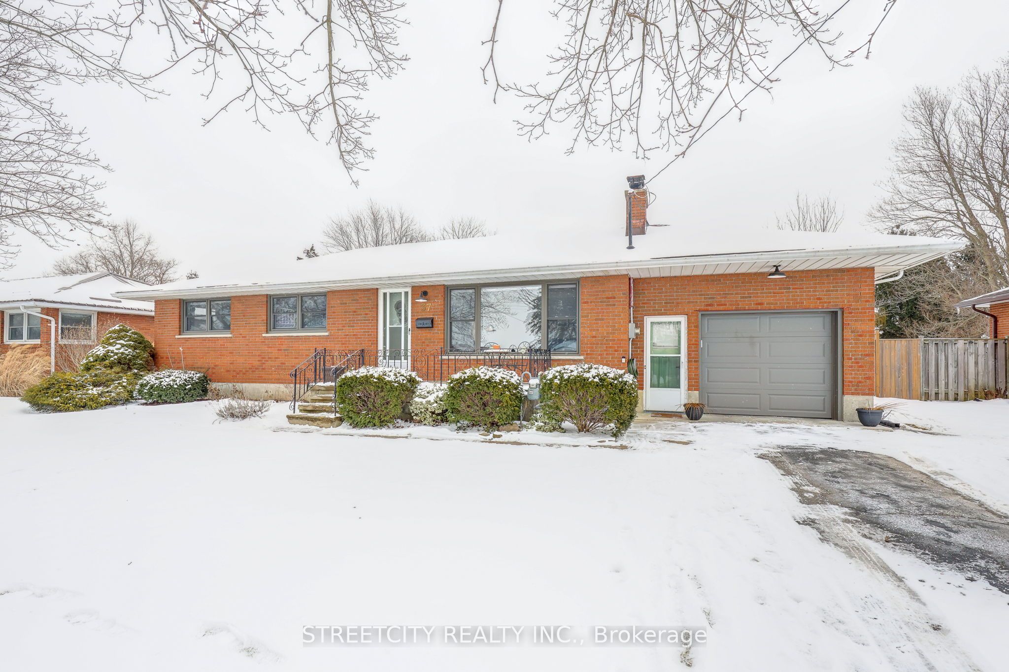 37 Lyndale Ave Property Photo