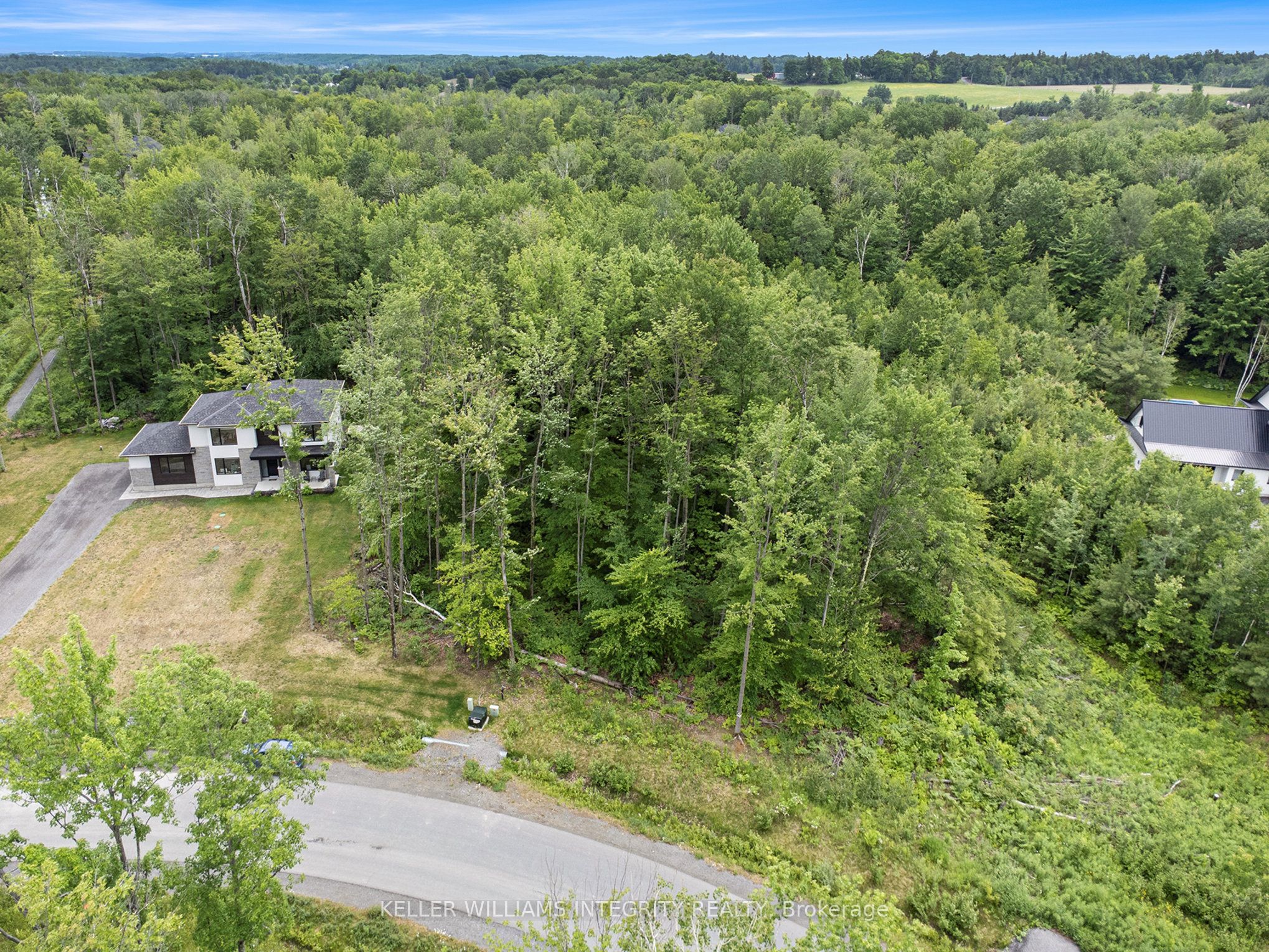 1590 Kinsella Drive Property Photo 1