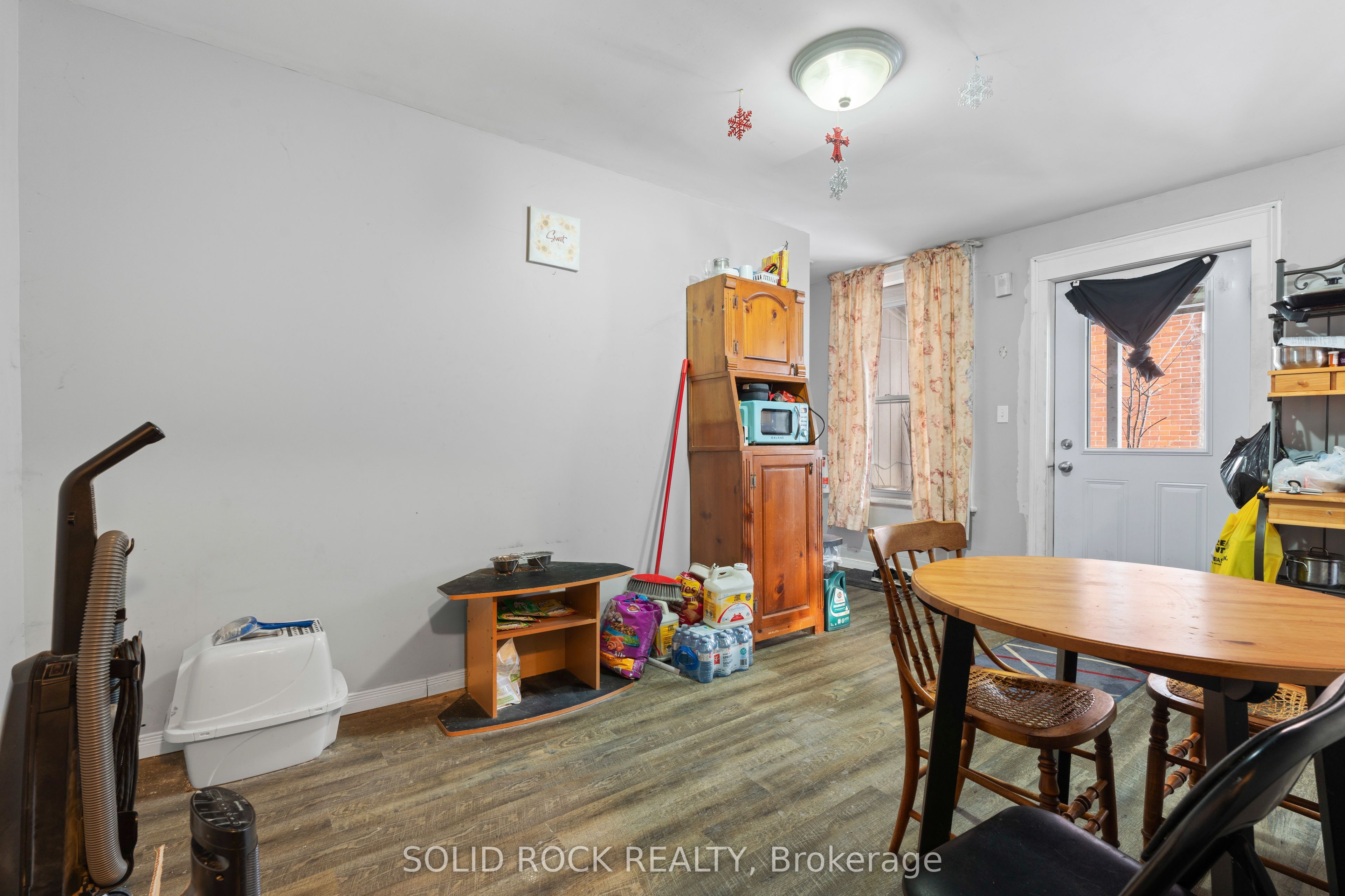 308 Victoria St N Property Photo 6