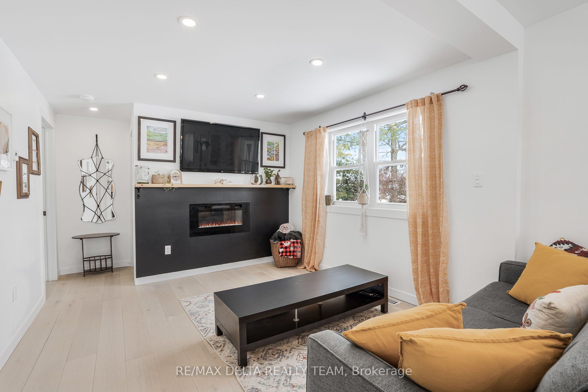 984 Hillmillar Street Property Photo 5