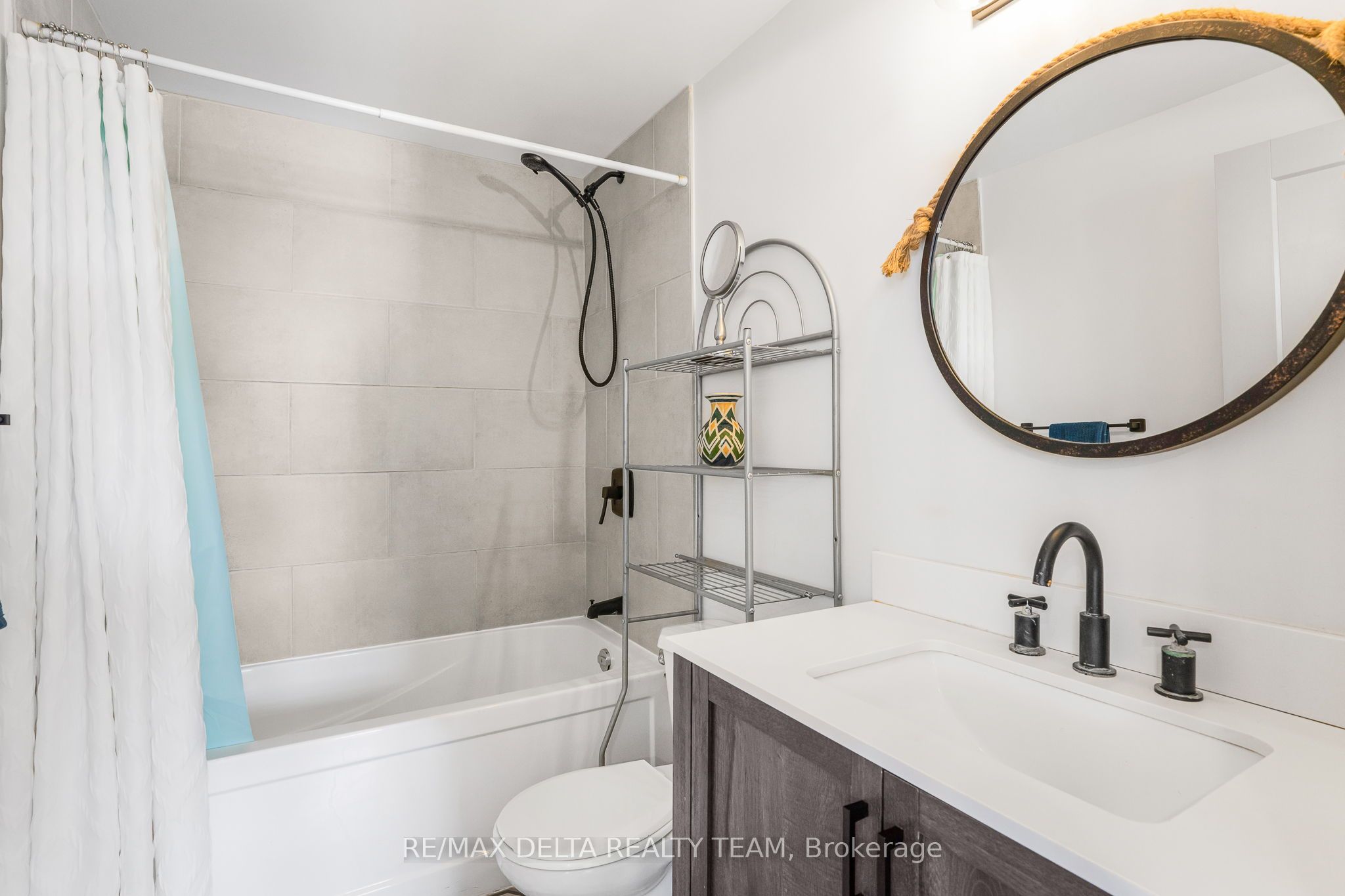 984 Hillmillar Street Property Photo 8