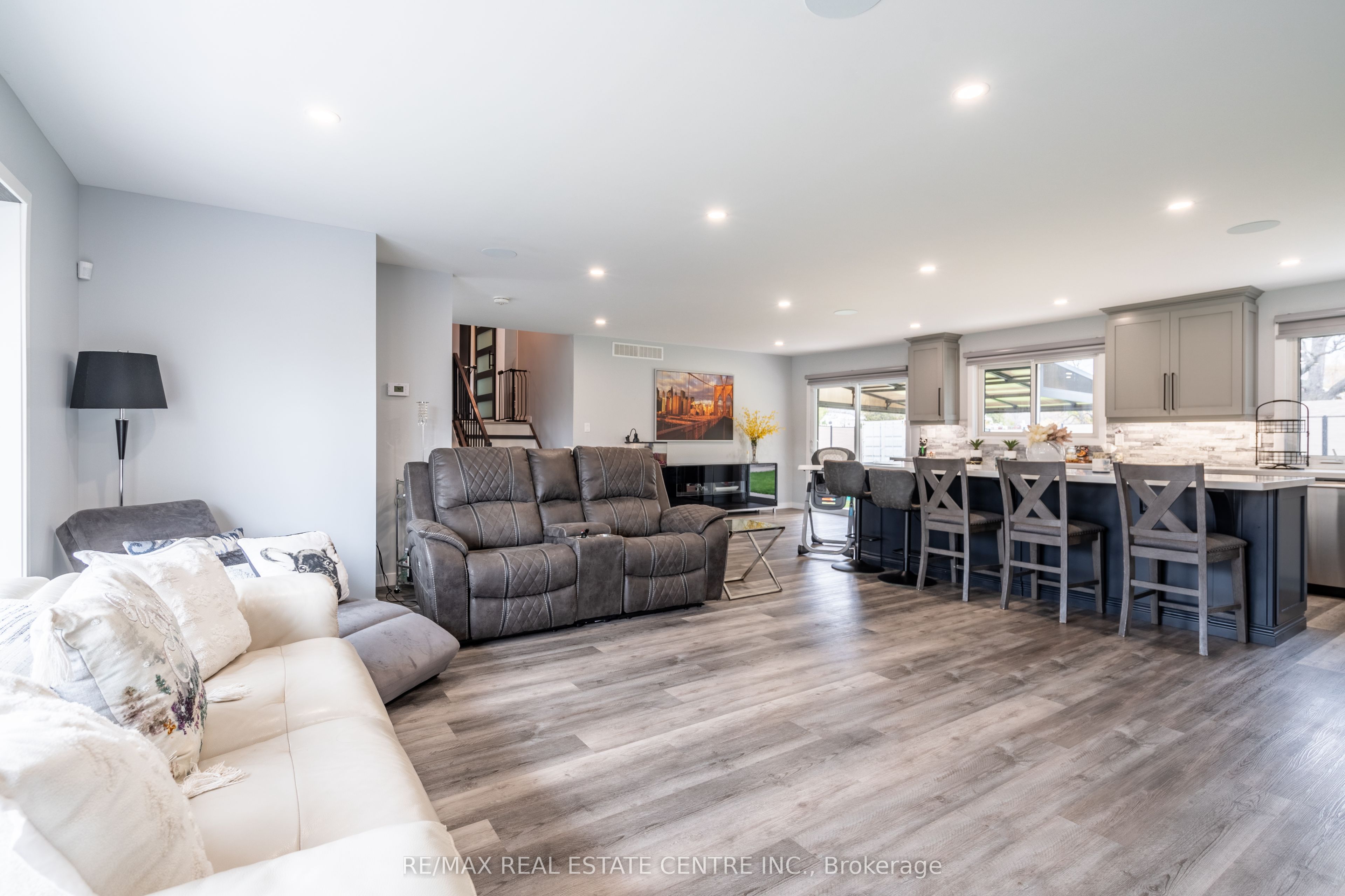 4006 Queen St Property Photo 6