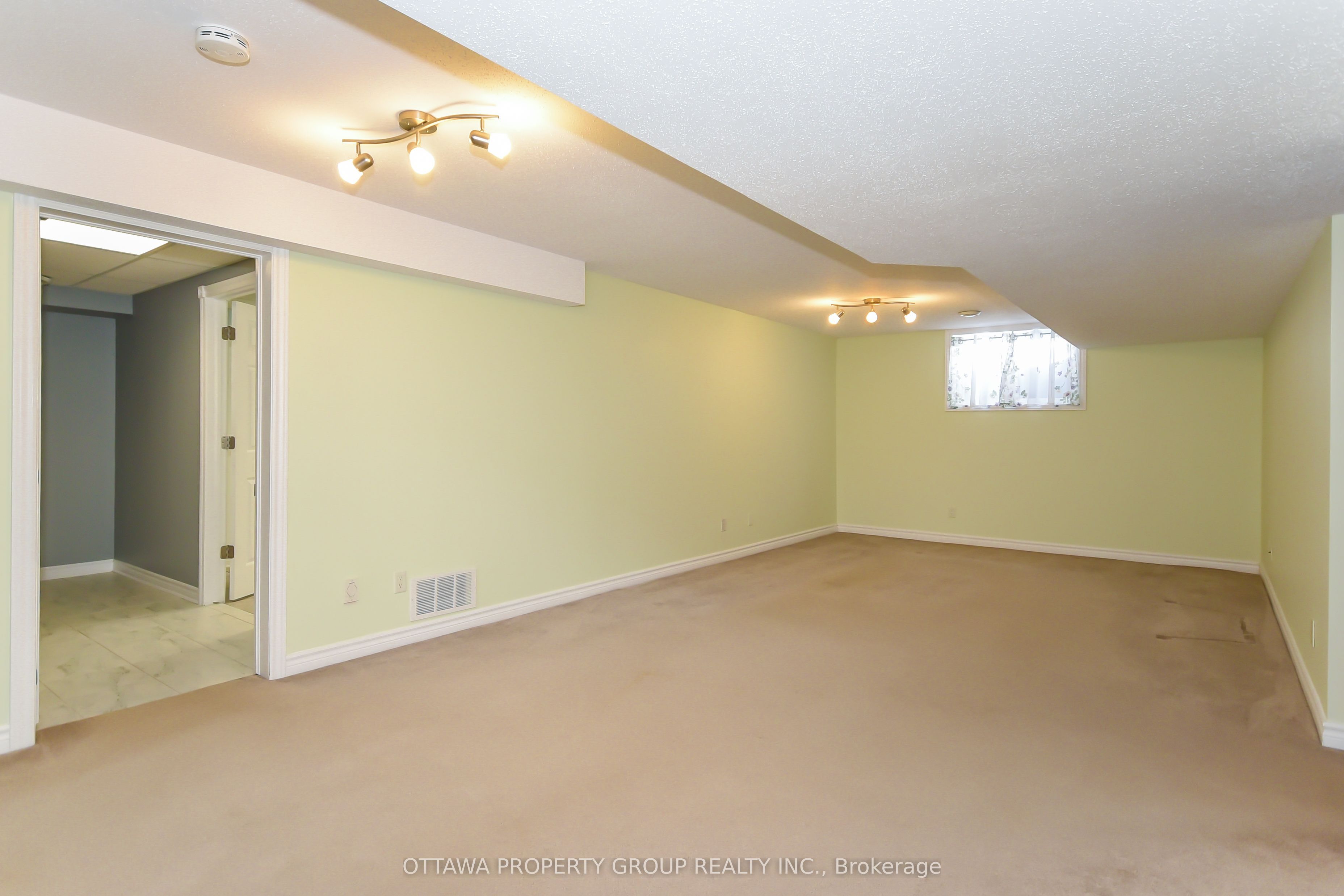 36 De La Rive Drive Property Photo 28