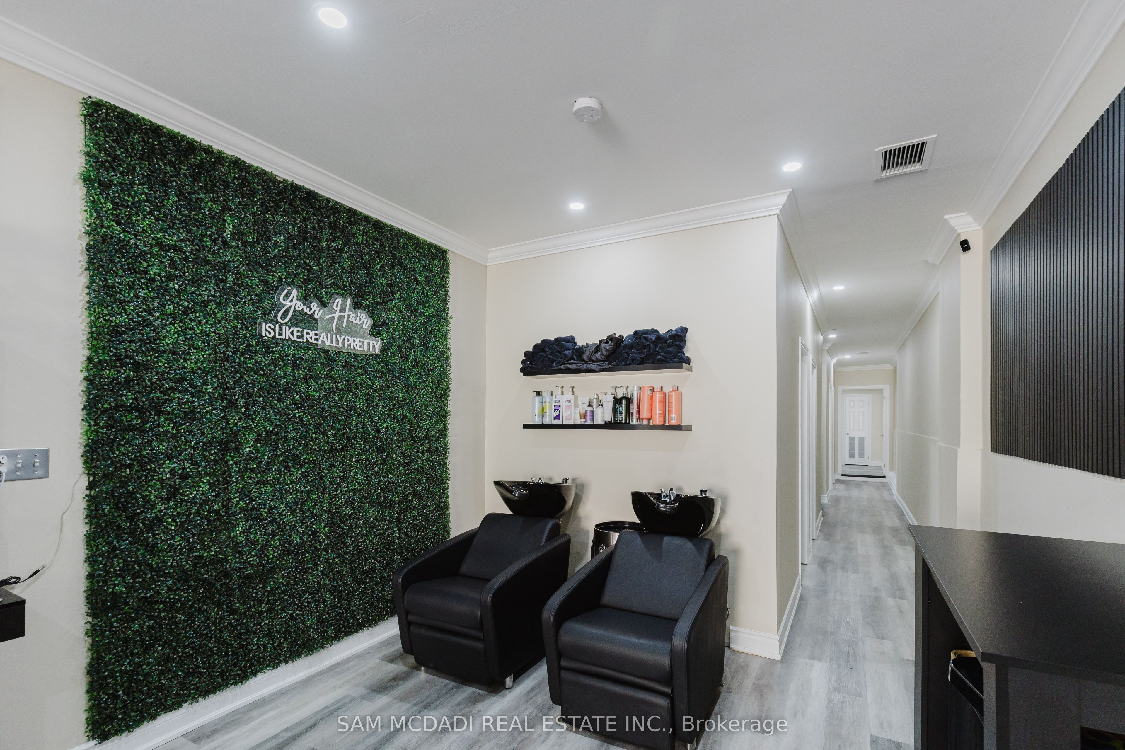 #single Office - 728 Main Street Property Photo 2