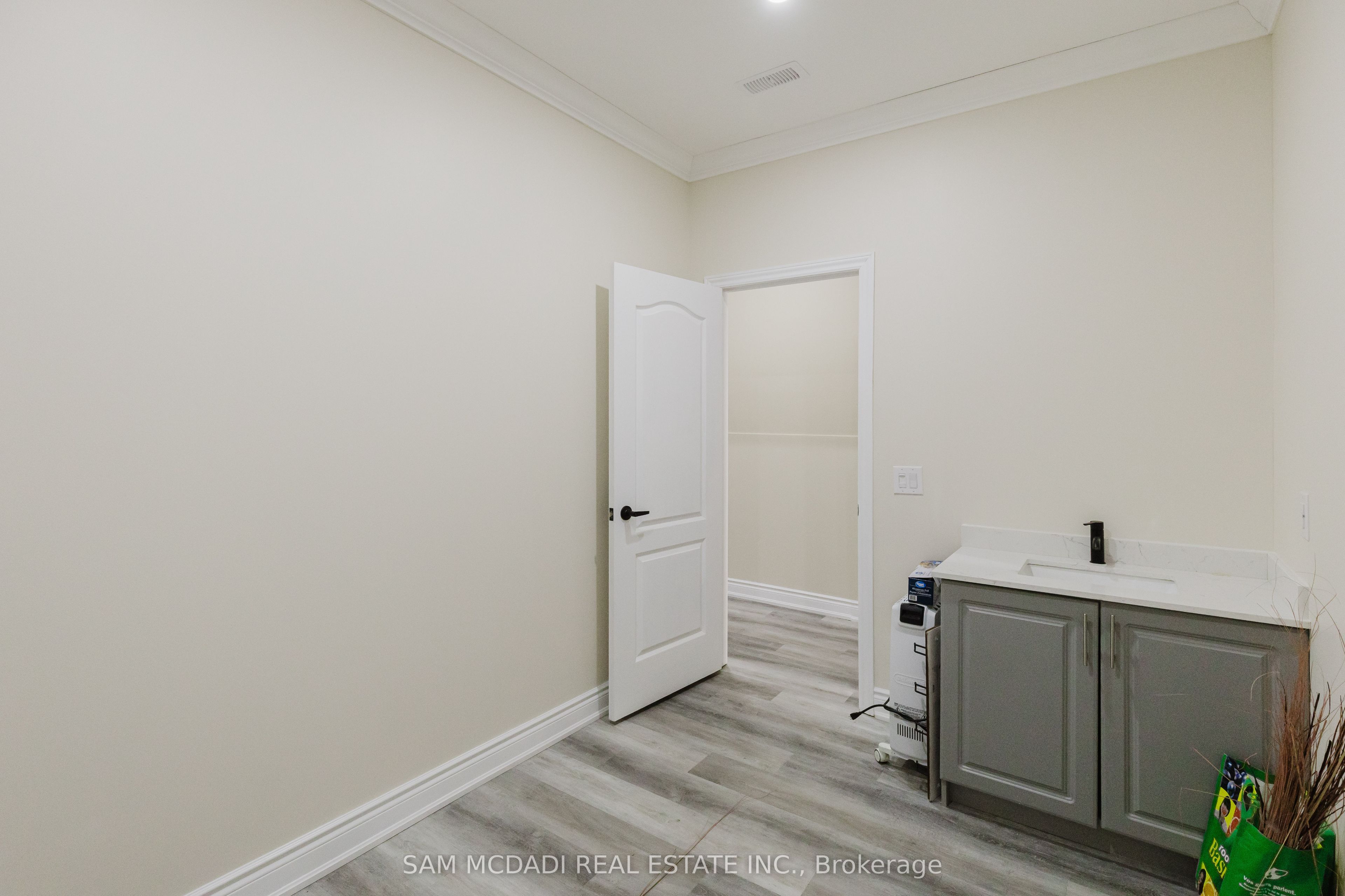 #single Office - 728 Main Street Property Photo 15