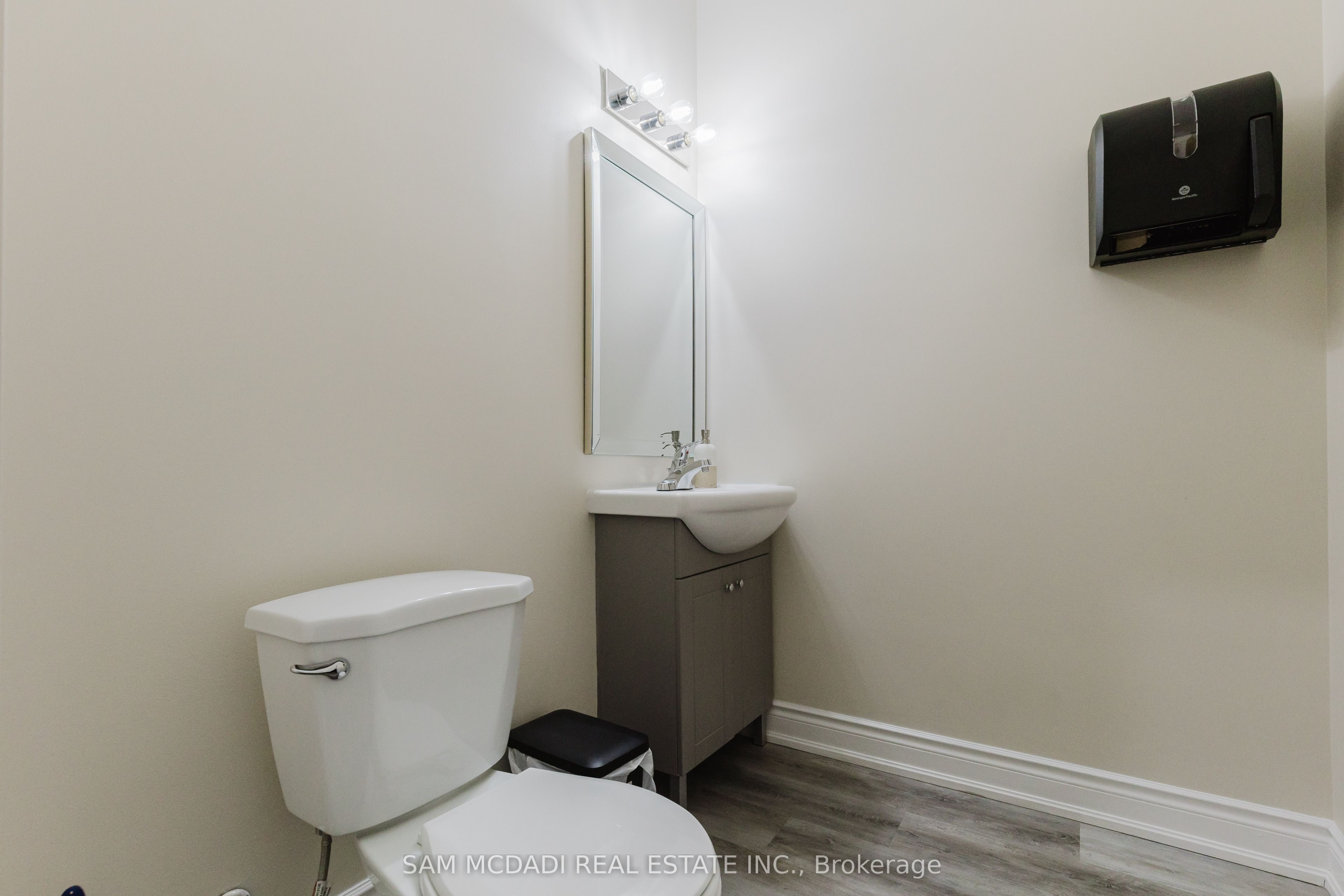 #single Office - 728 Main Street Property Photo 19