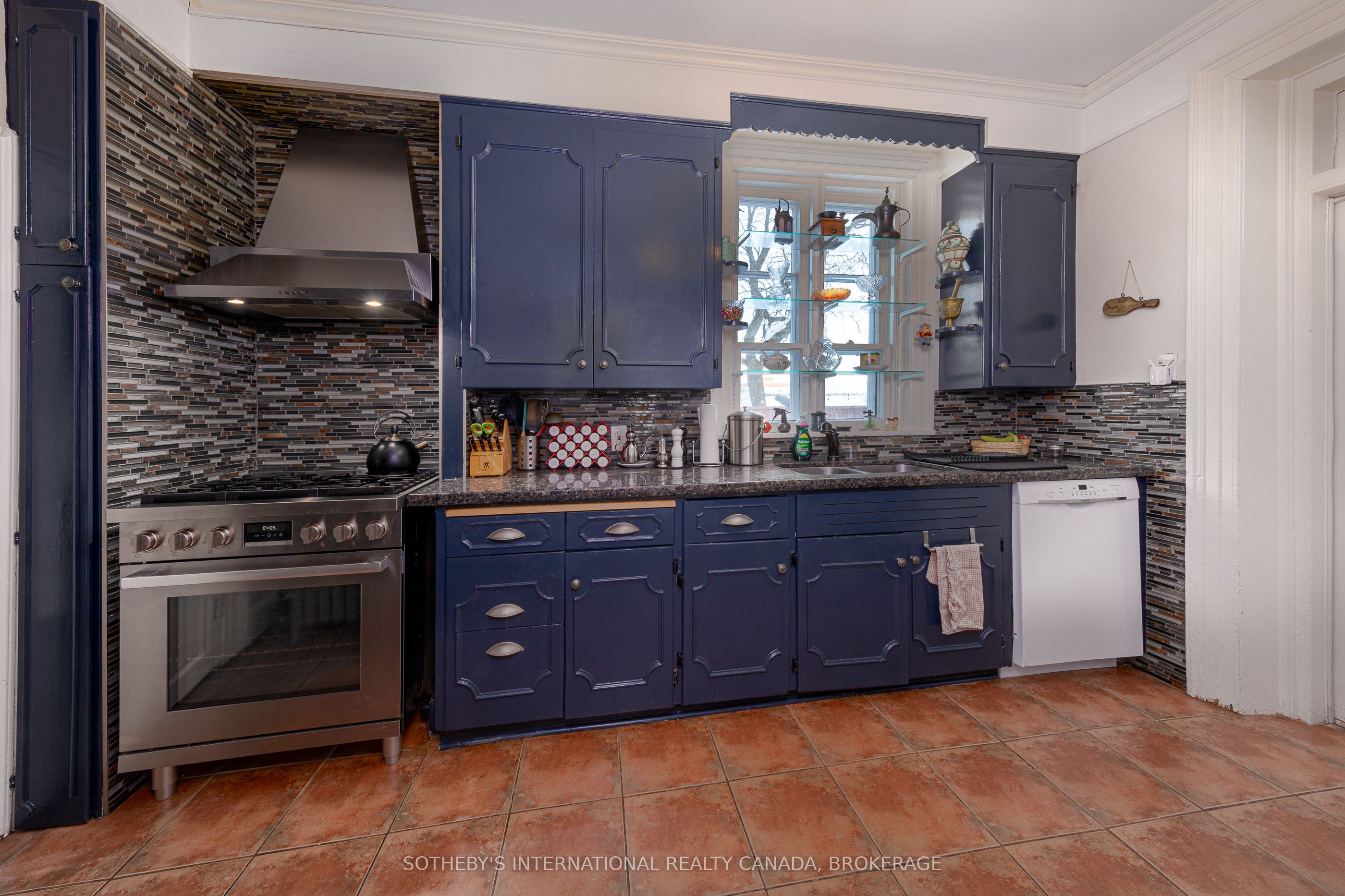 40 First Street W Property Photo 9
