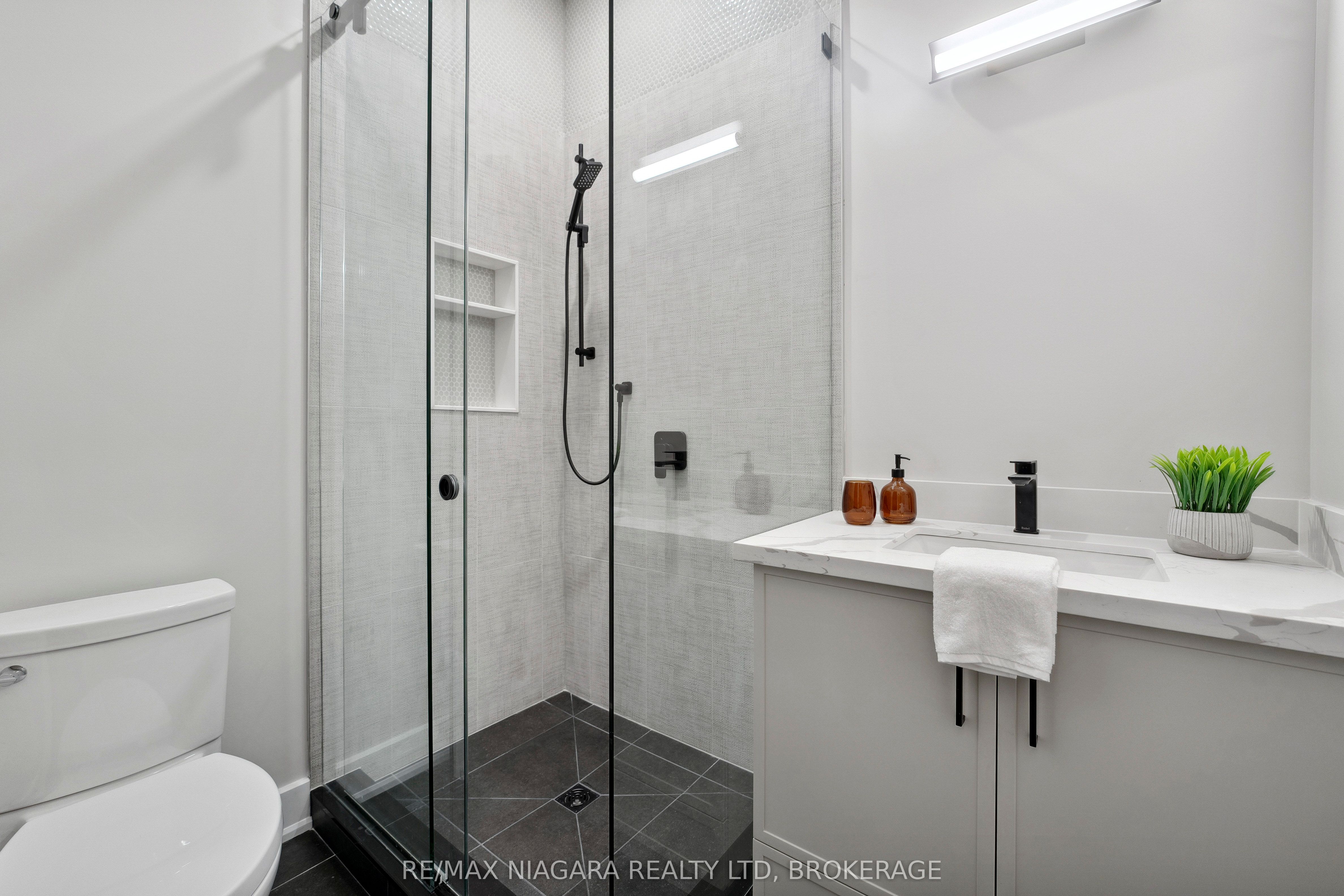 #10 - 41 Ivy Crescent Property Photo 9