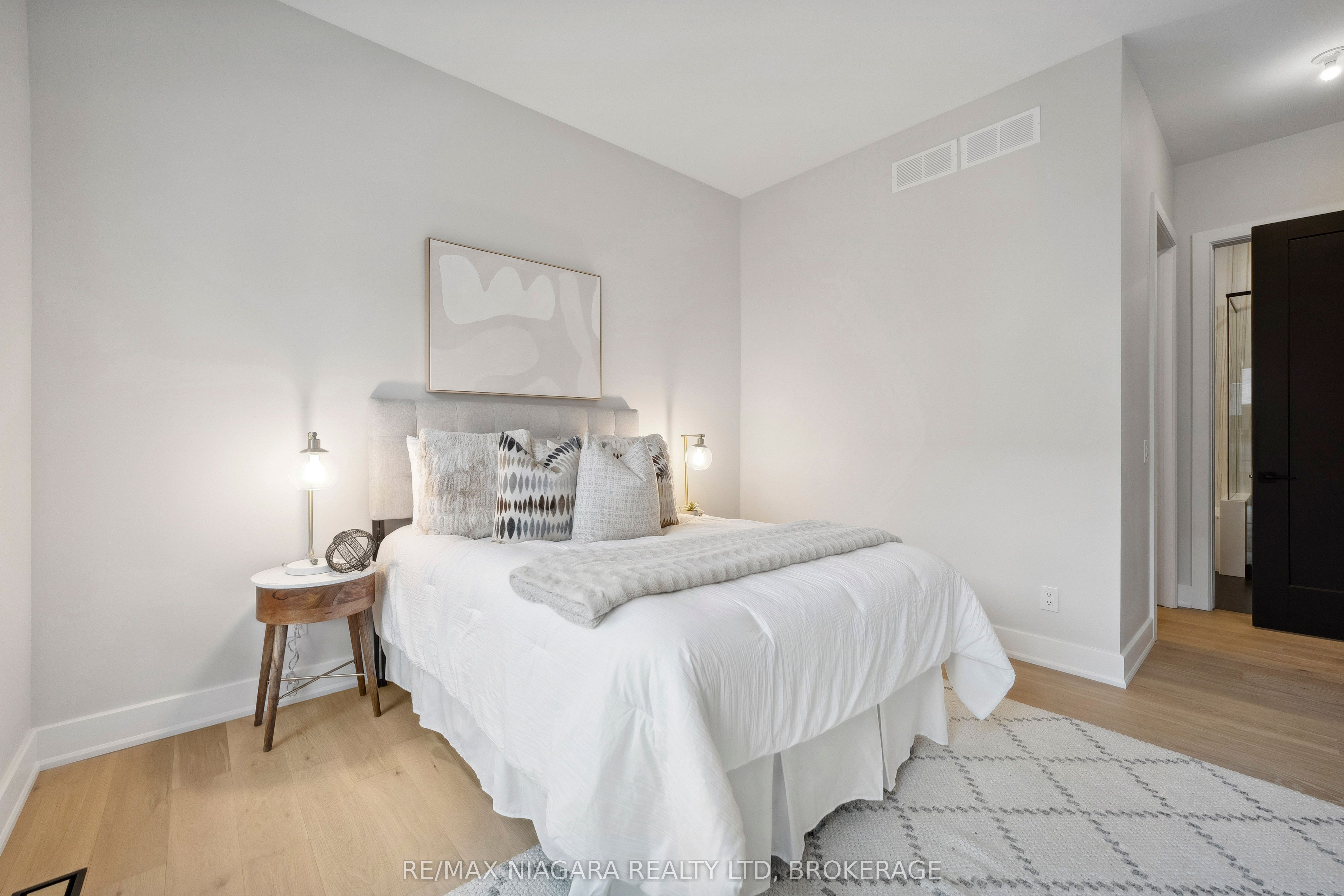 #10 - 41 Ivy Crescent Property Photo 23