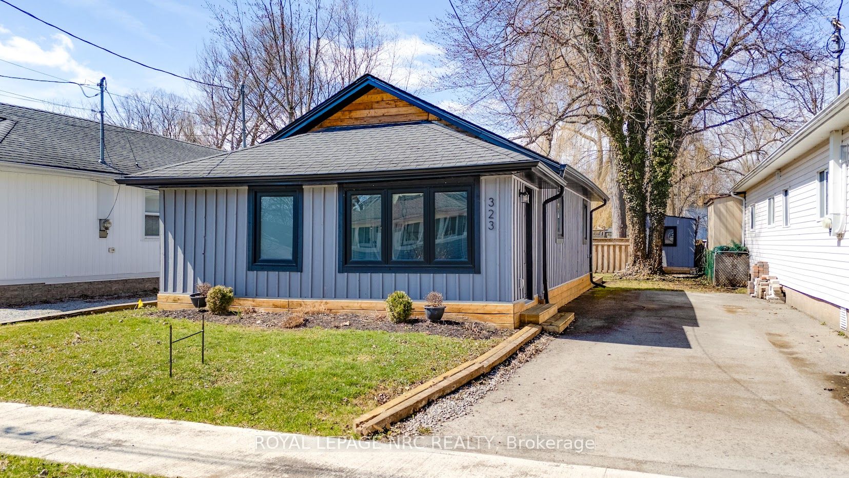 323 Oxford Ave Property Photo