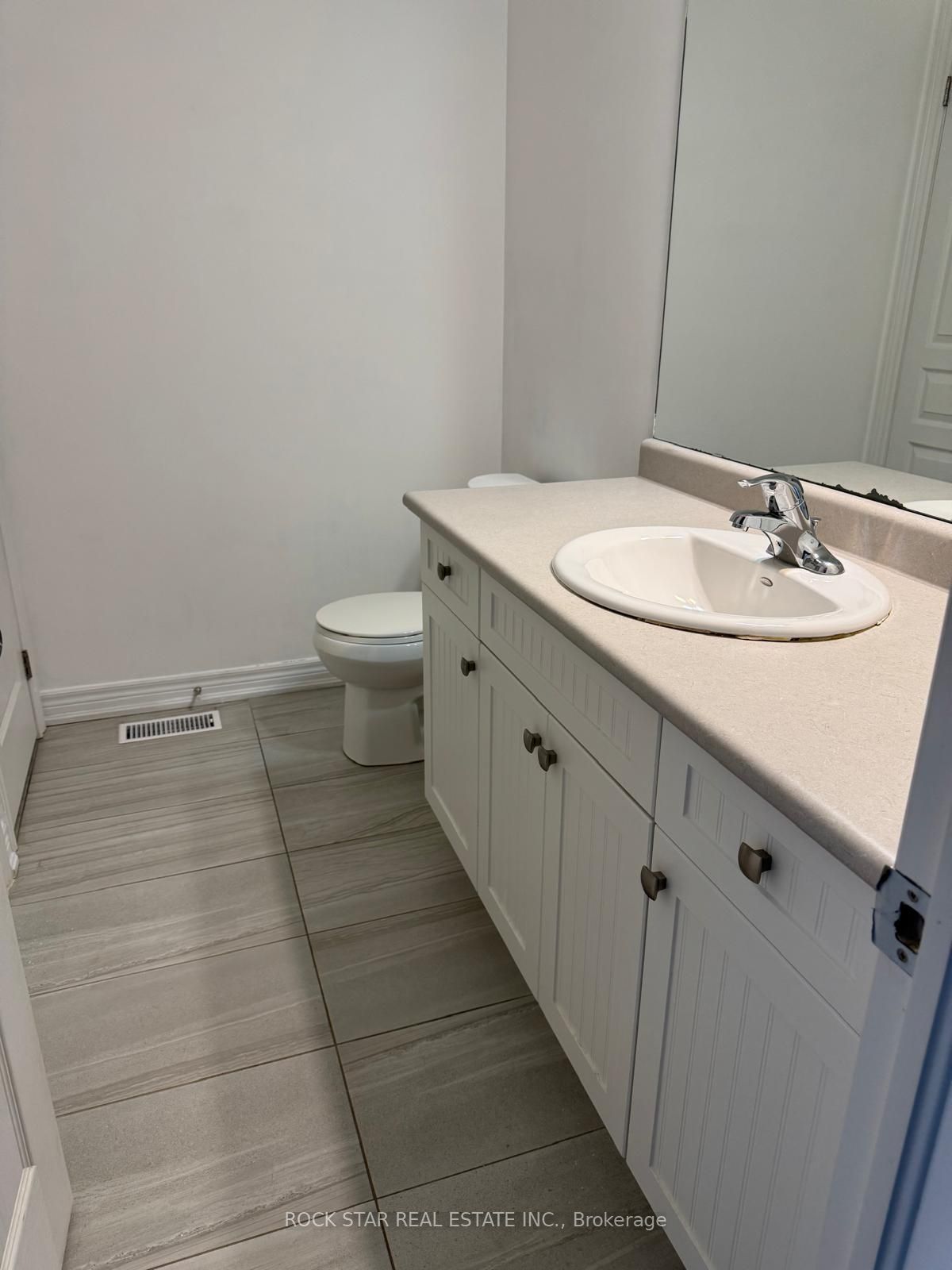 7768 Ascot Cir Property Photo 16