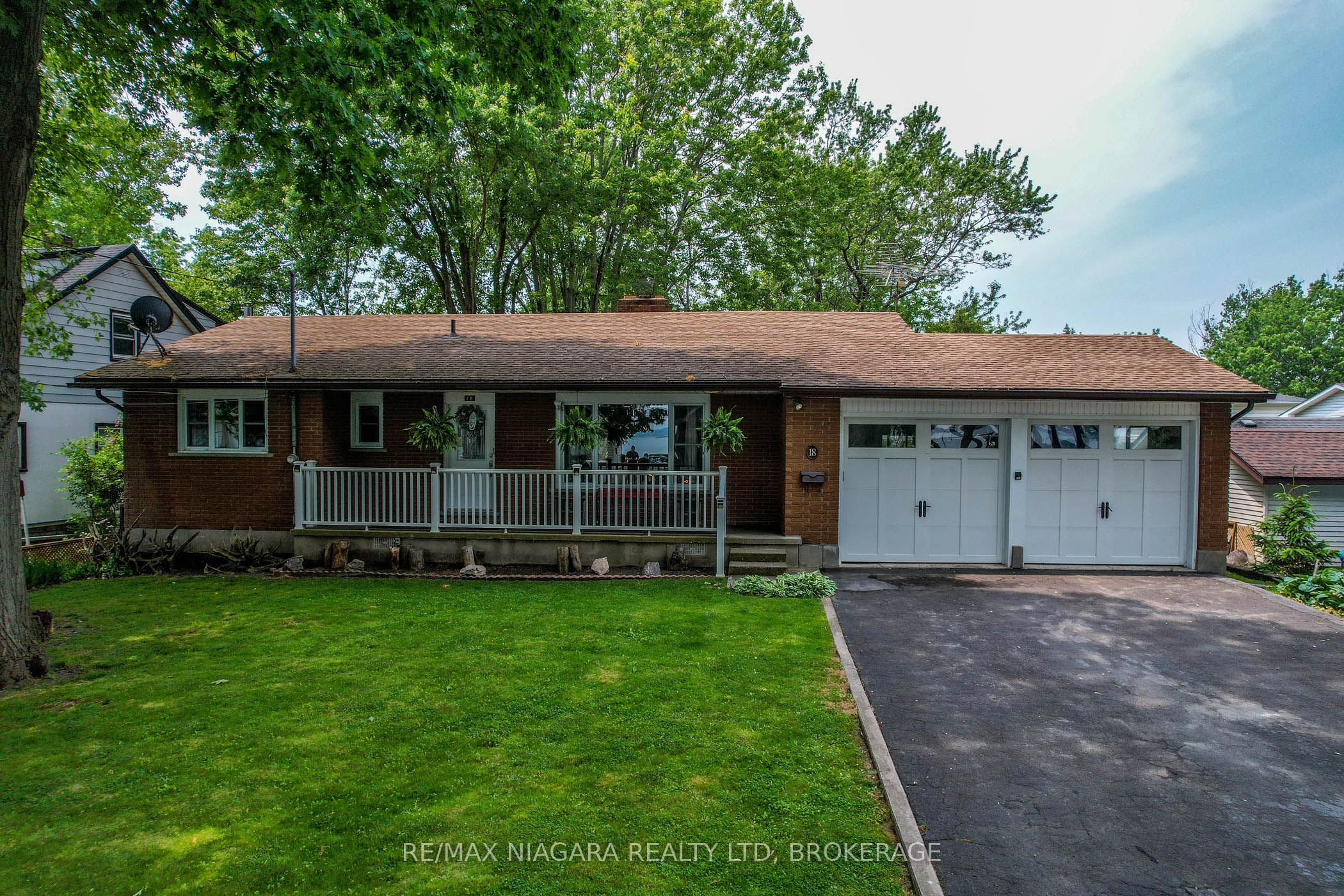 18 Oakridge Crescent Property Photo 1