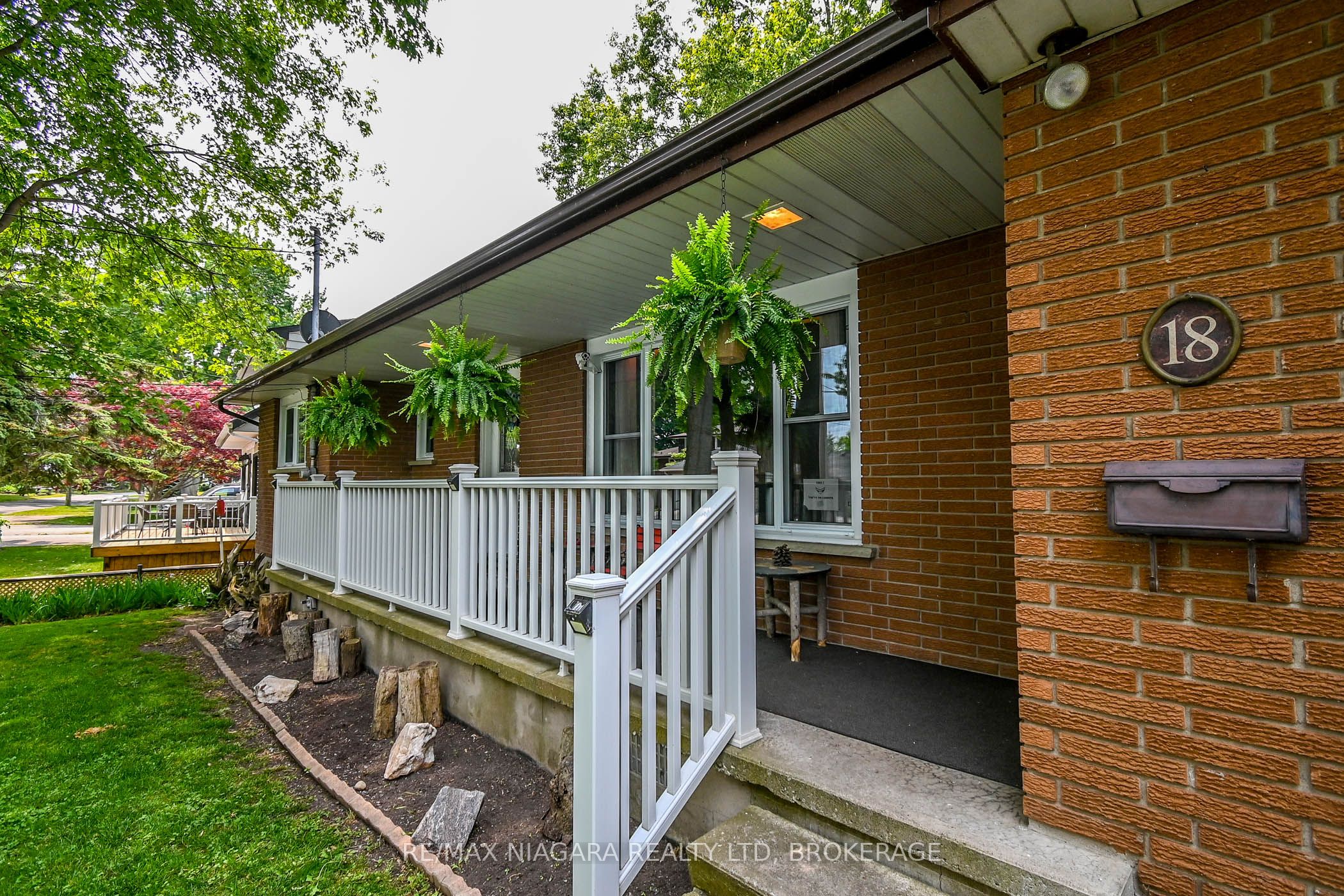 18 Oakridge Crescent Property Photo 2