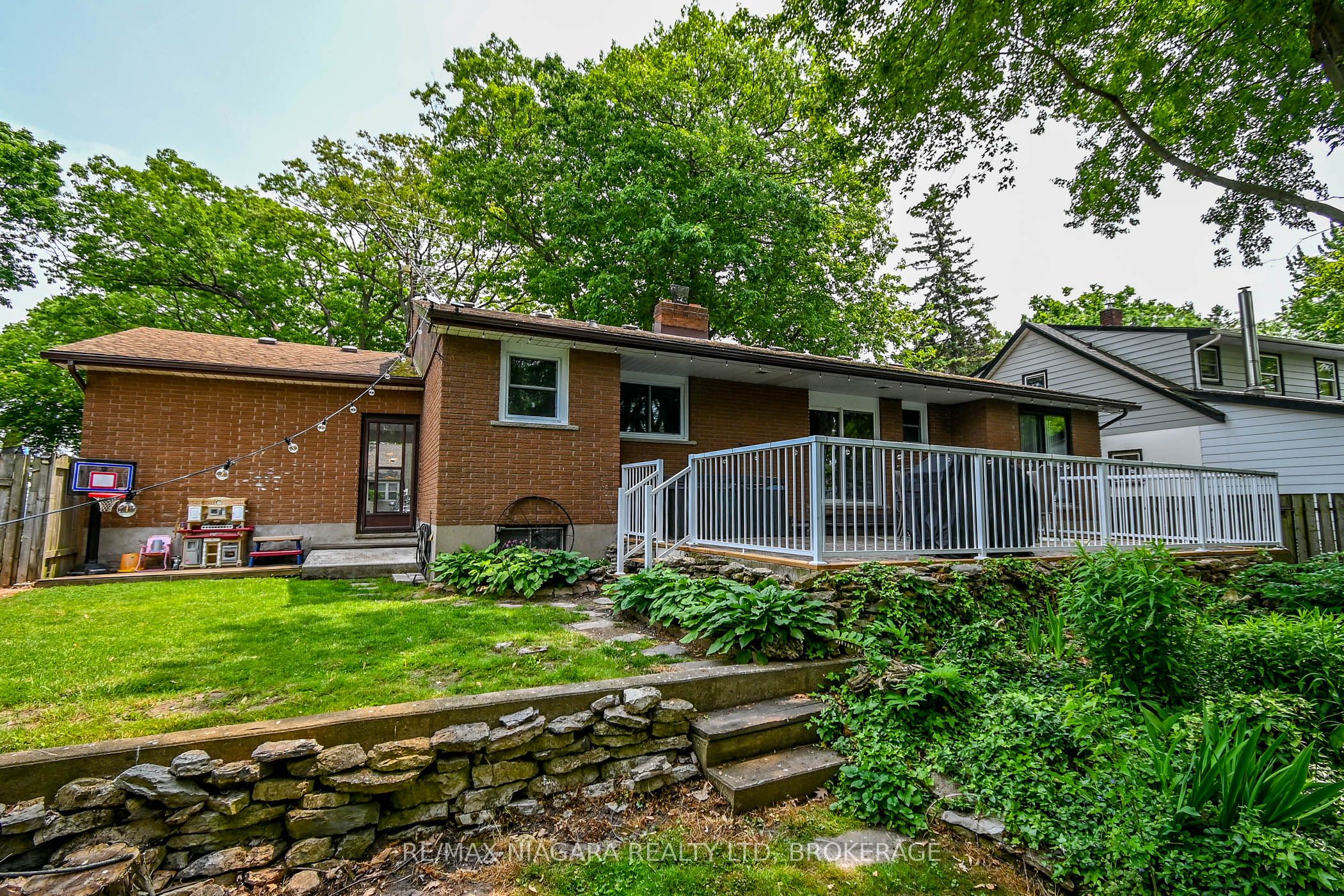 18 Oakridge Crescent Property Photo 3