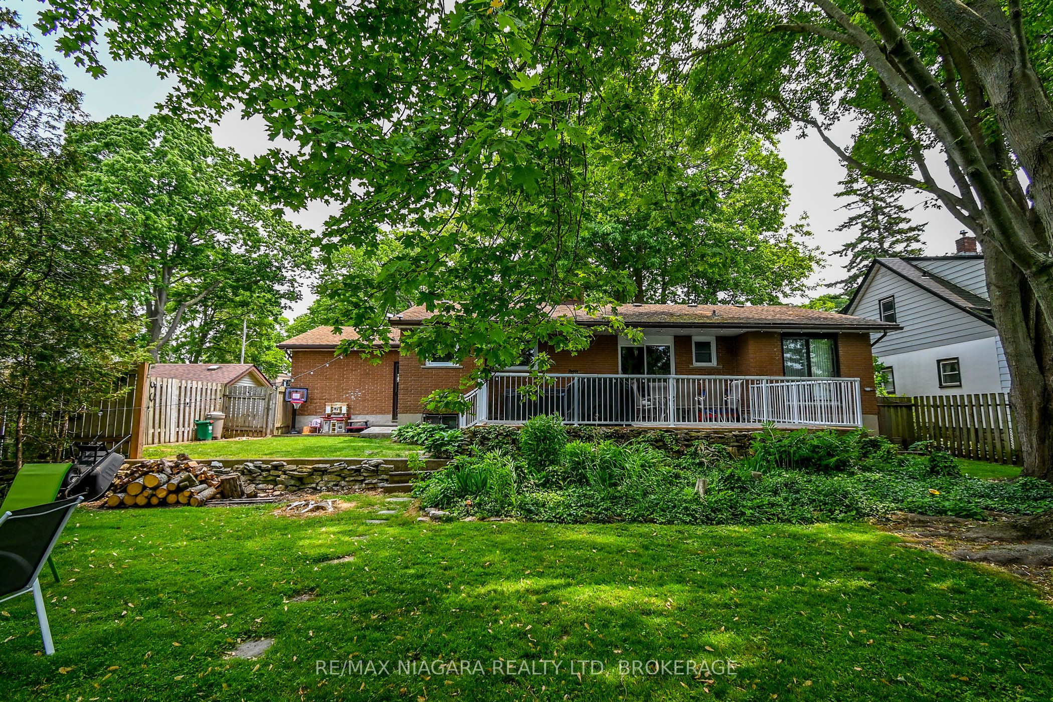 18 Oakridge Crescent Property Photo 4