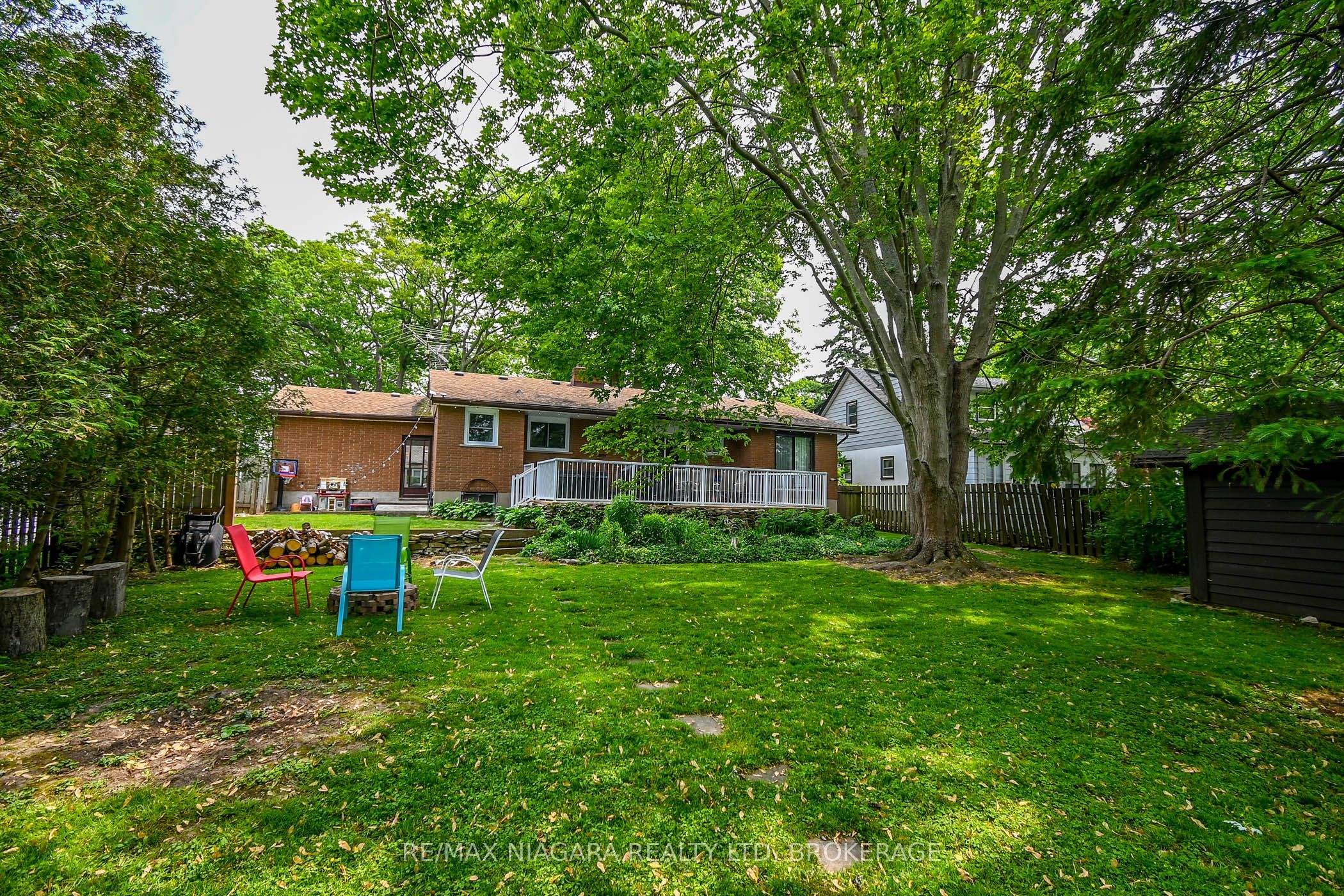 18 Oakridge Crescent Property Photo 8