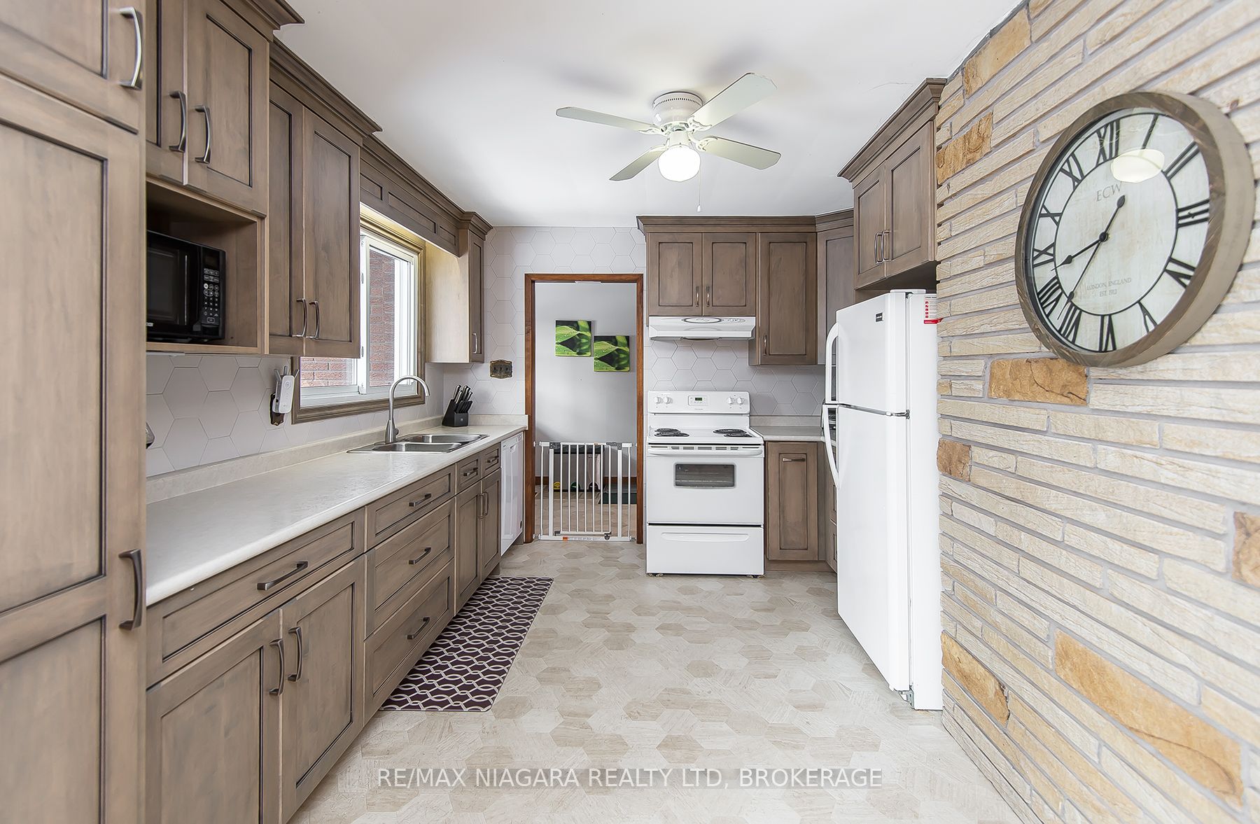 18 Oakridge Crescent Property Photo 19