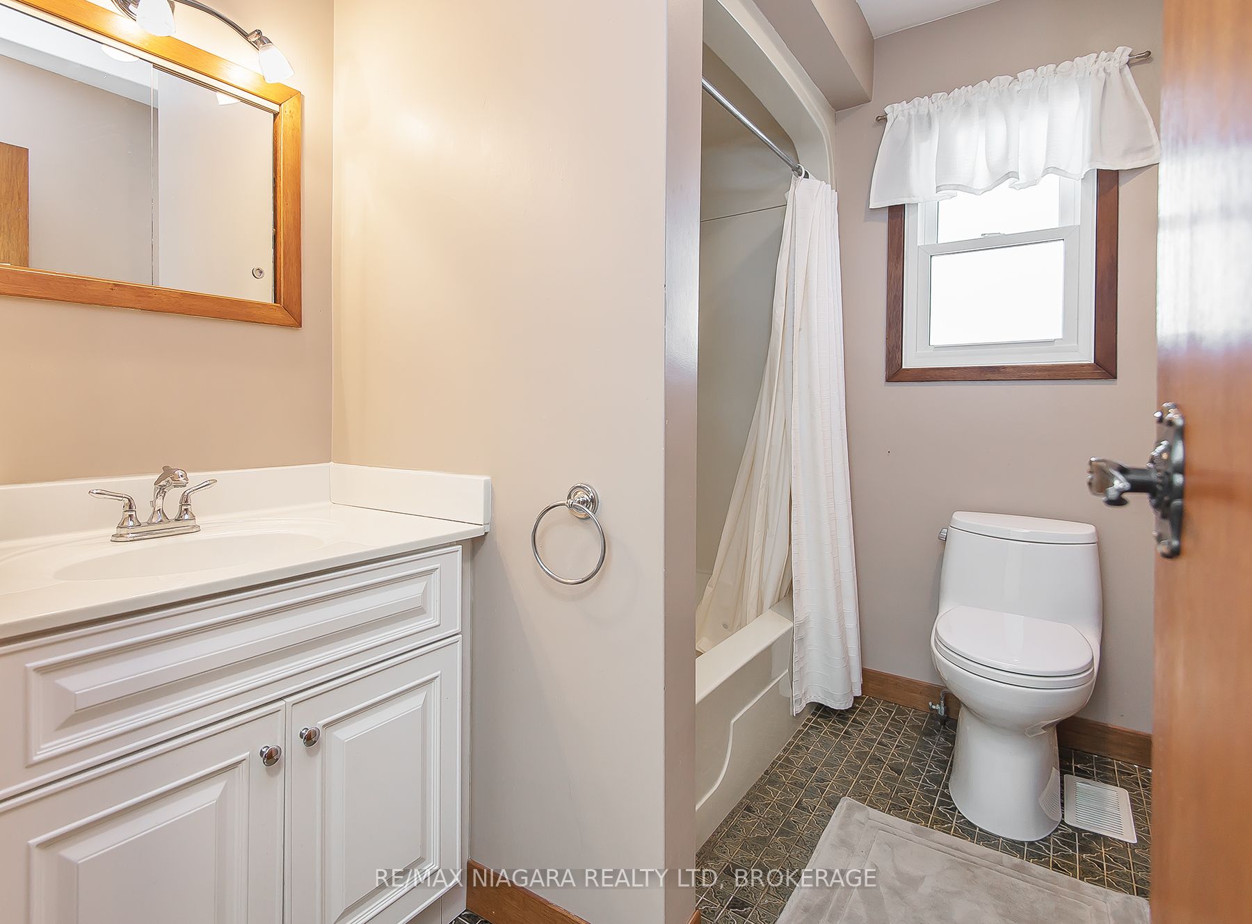 18 Oakridge Crescent Property Photo 30