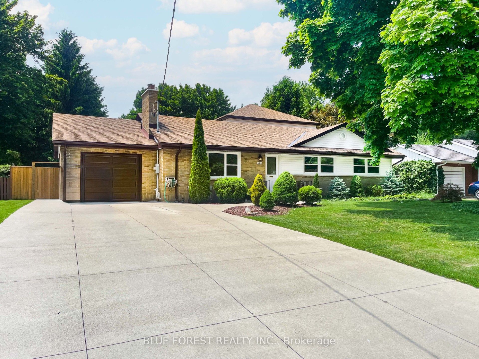 574 Oakridge Dr Property Photo 1