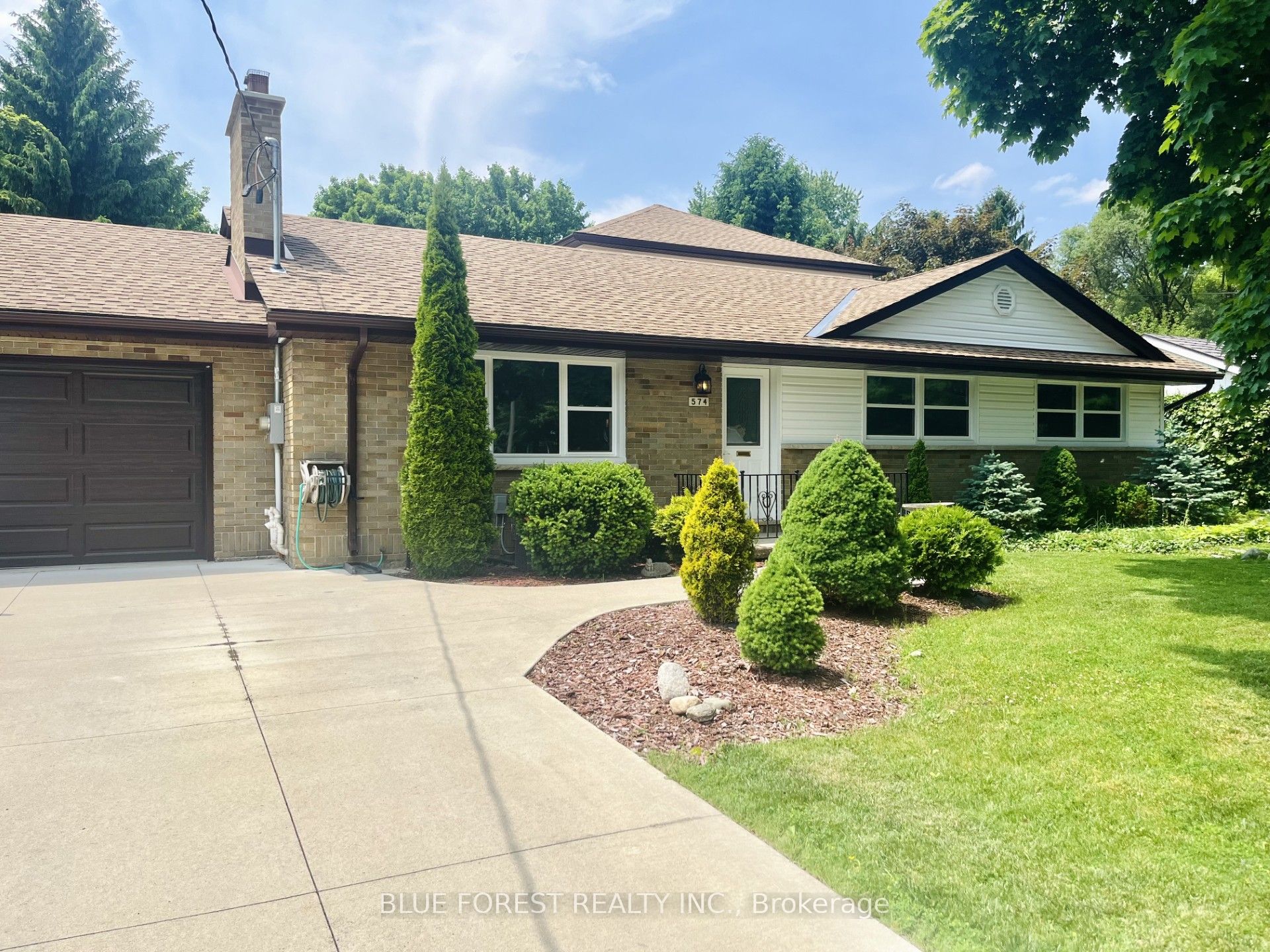 574 Oakridge Dr Property Photo 2