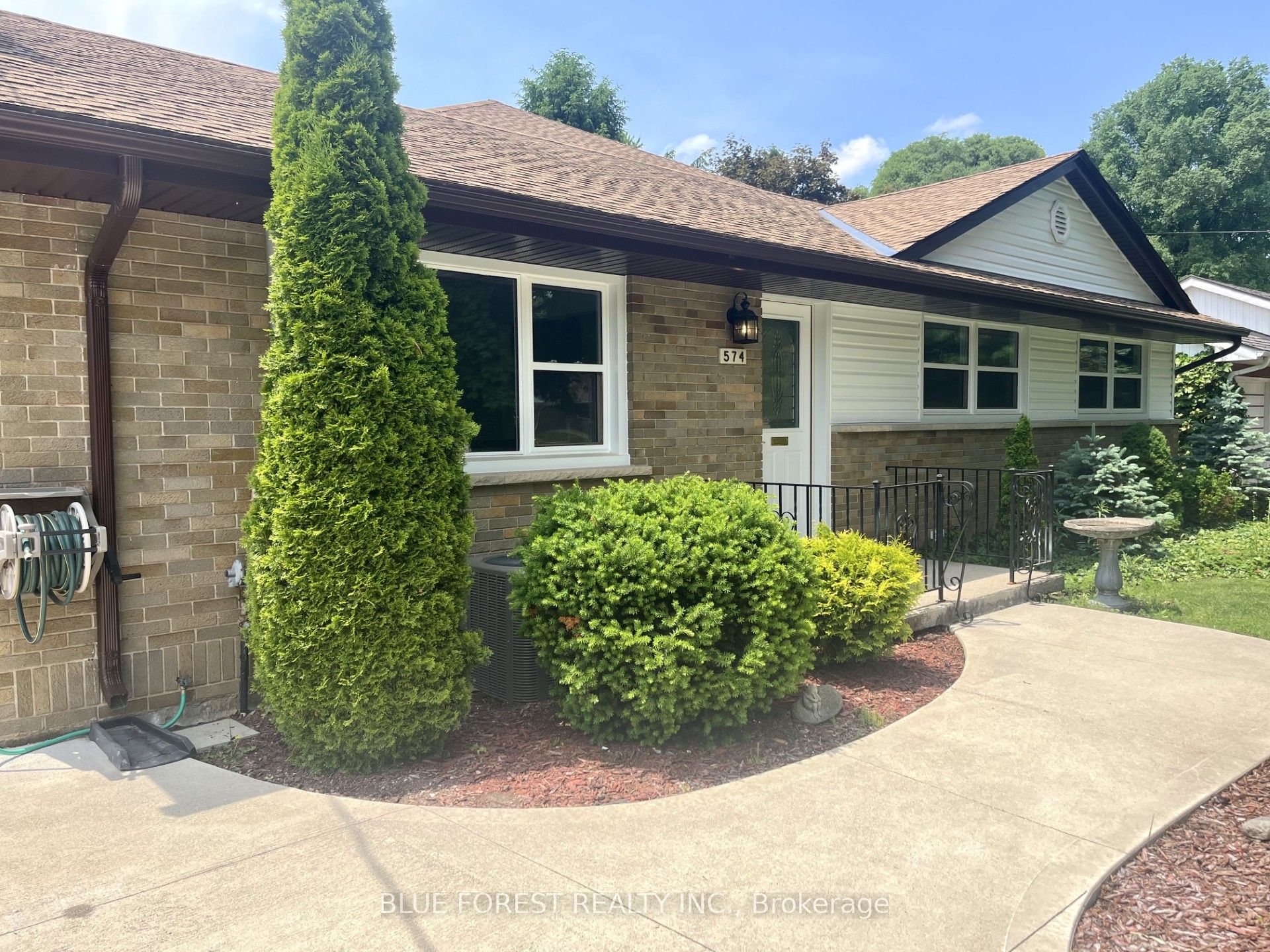 574 Oakridge Dr Property Photo 3