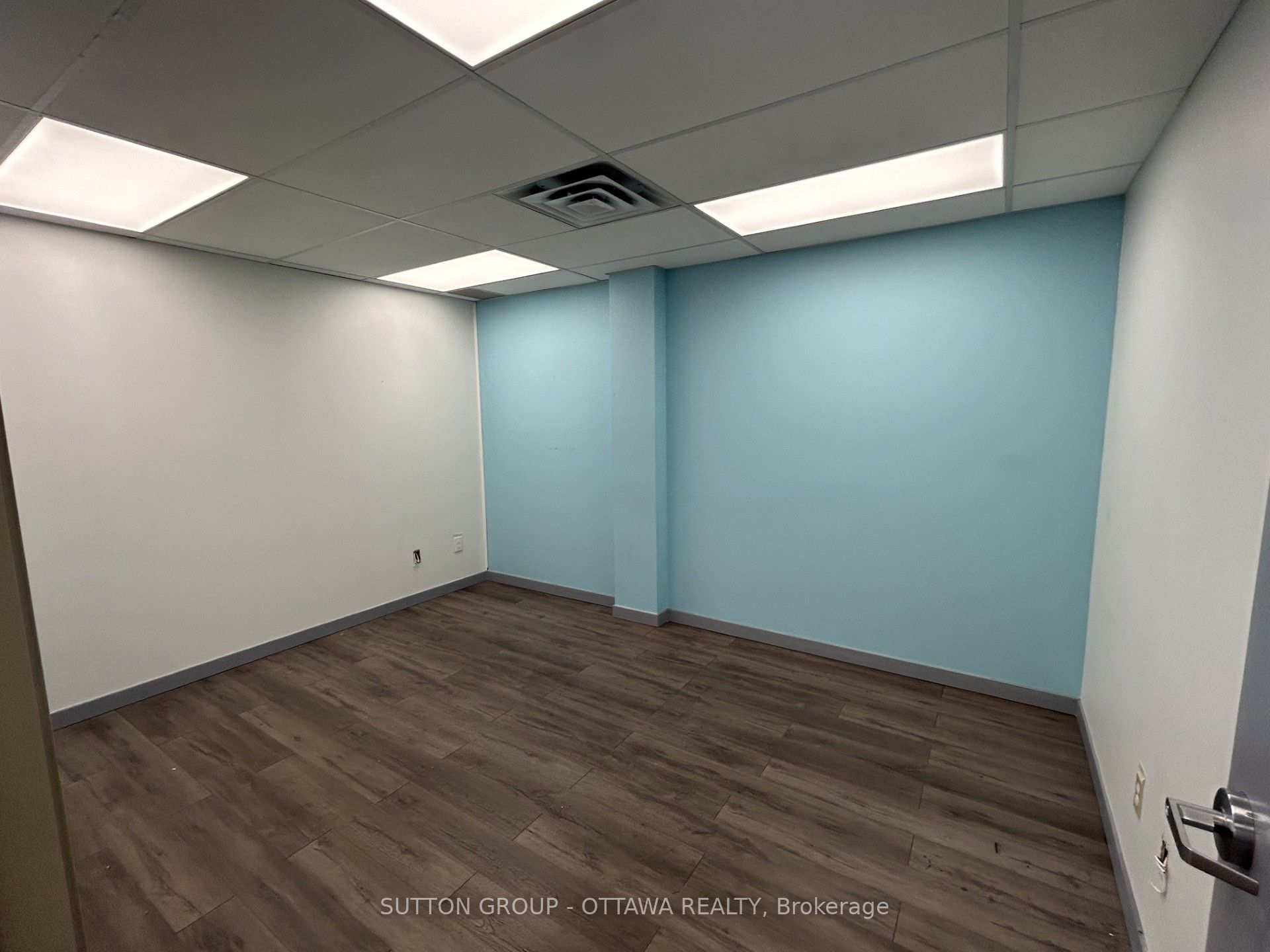#400 - 981 Wellington Street Property Photo 5