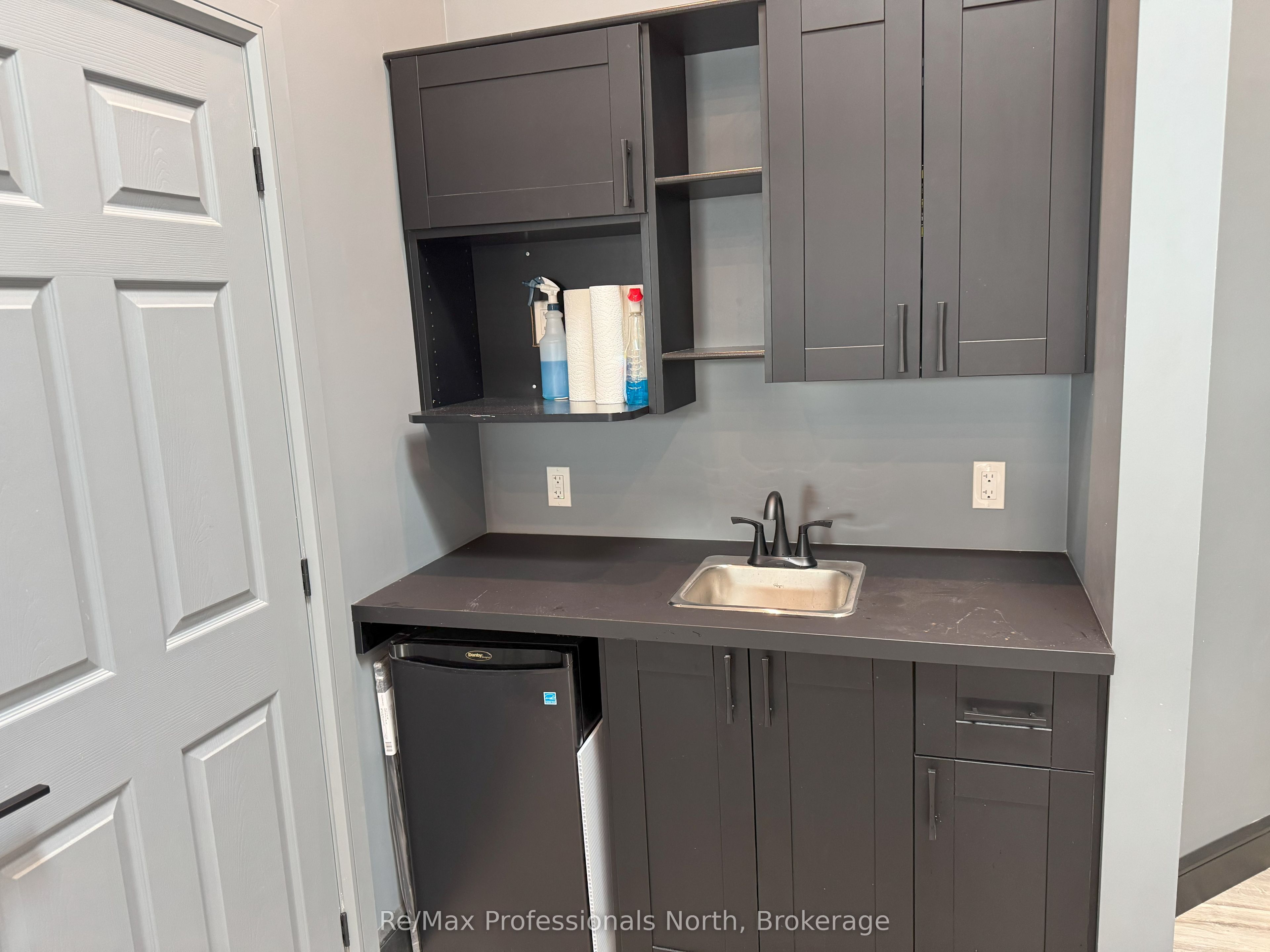 #a - 8 Manitoba Street Property Photo 10