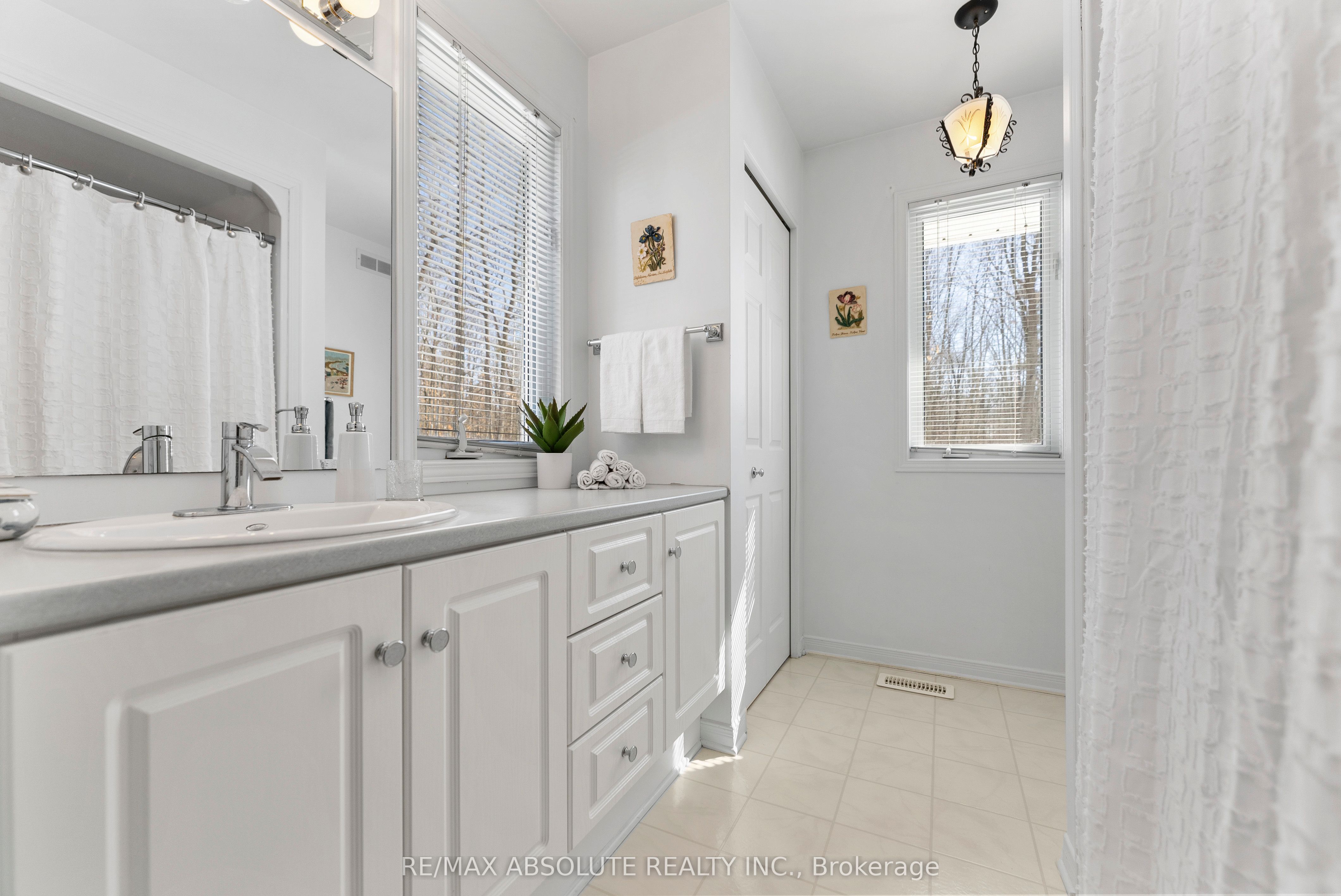 123 Woodridge Crescent Property Photo 18