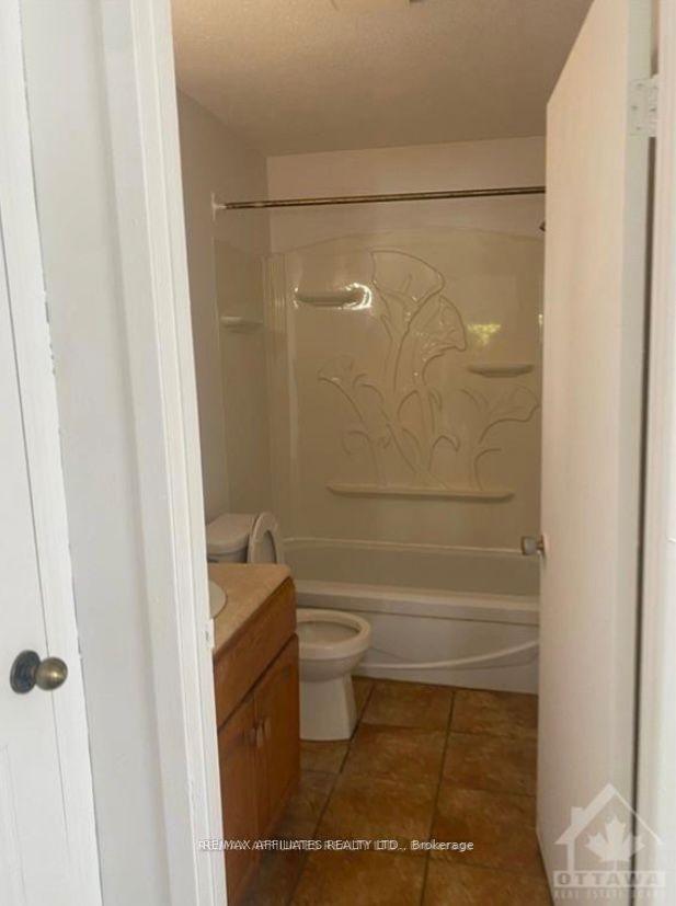 669 Main St E Property Photo 10