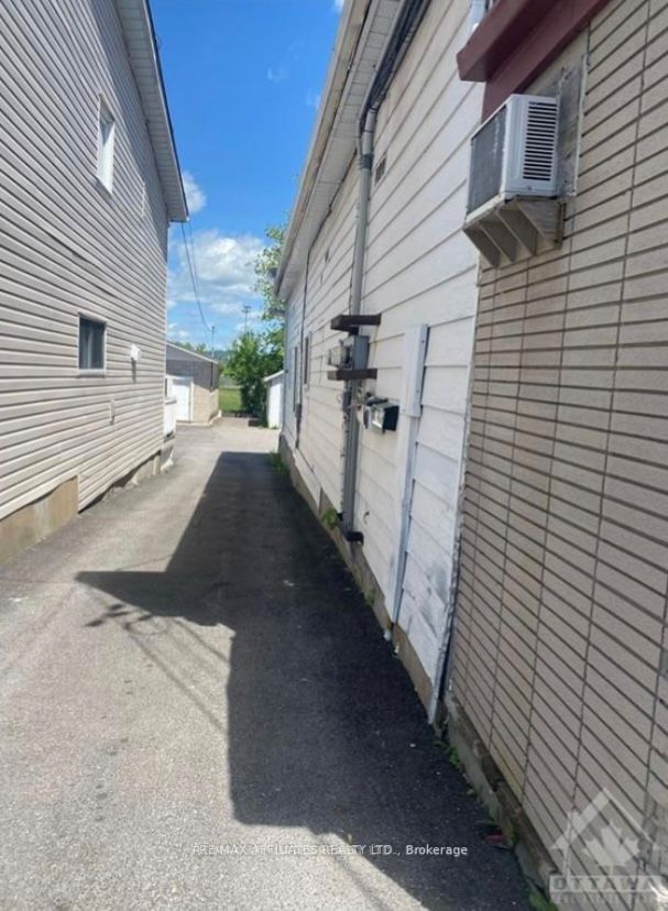 669 Main St E Property Photo 15