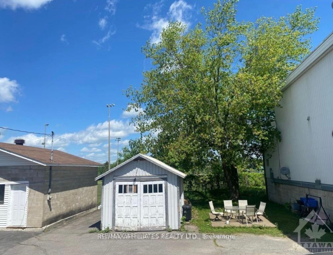 669 Main St E Property Photo 18