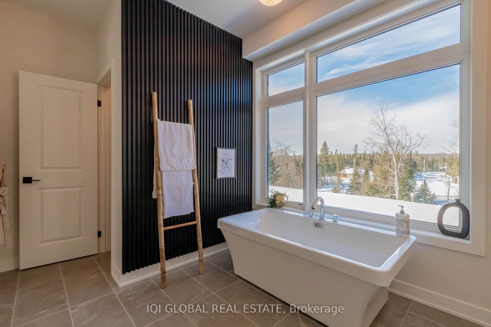 #48 - 1055 Greensview Drive Property Photo 33