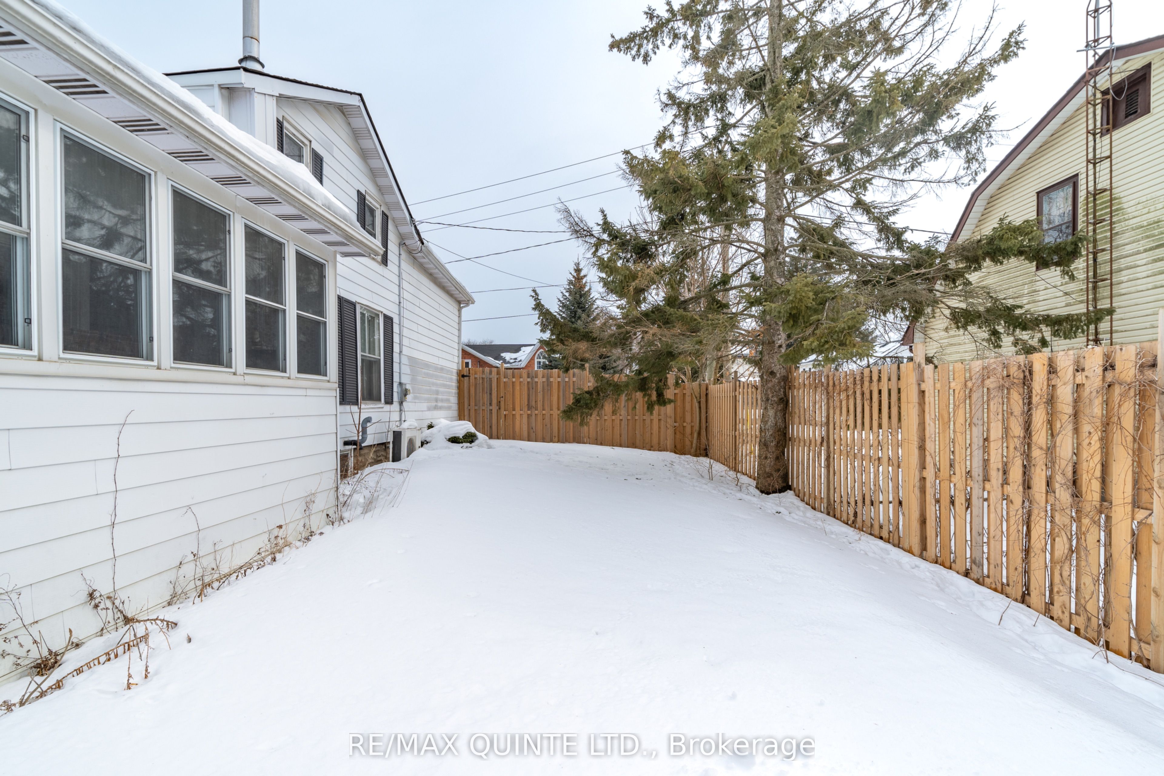 48 Young Street Property Photo 37