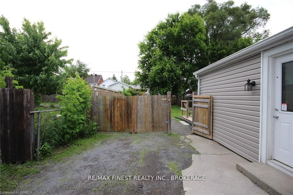 219 Montreal Street Property Photo 20