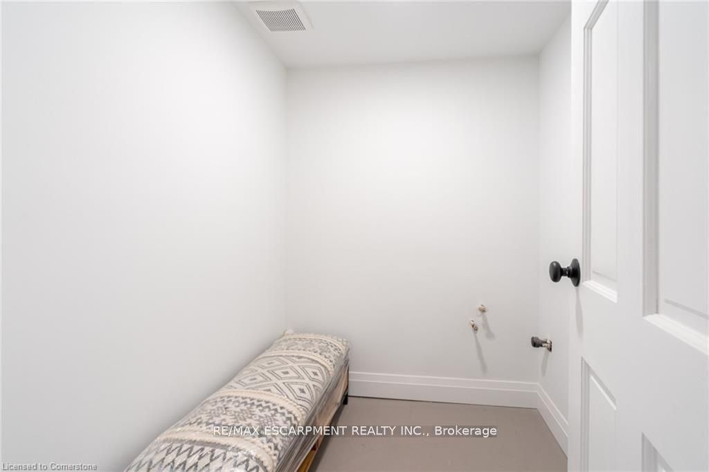 299 James St N Property Photo 18