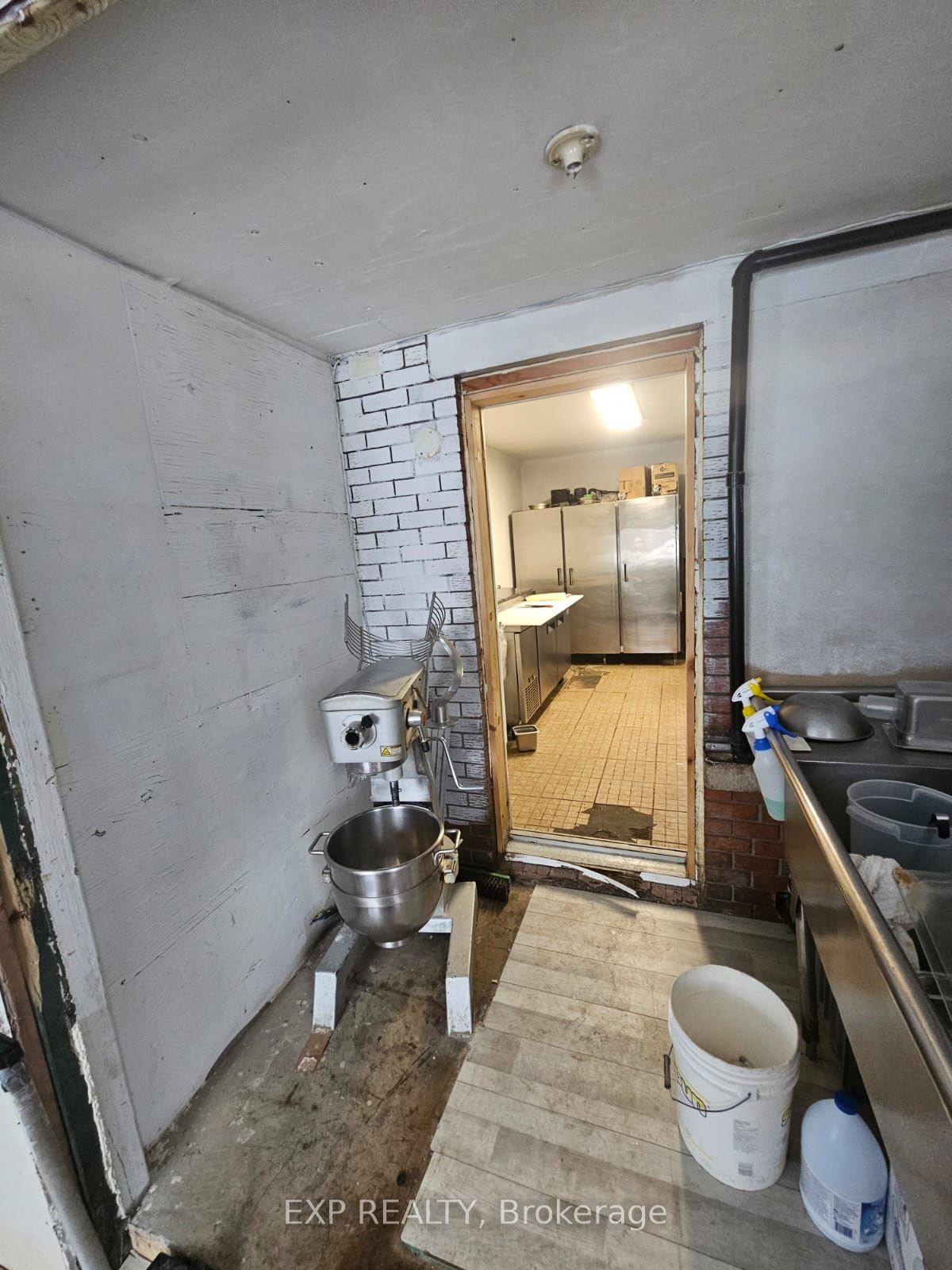 912 St Laurent Boulevard Property Photo 9