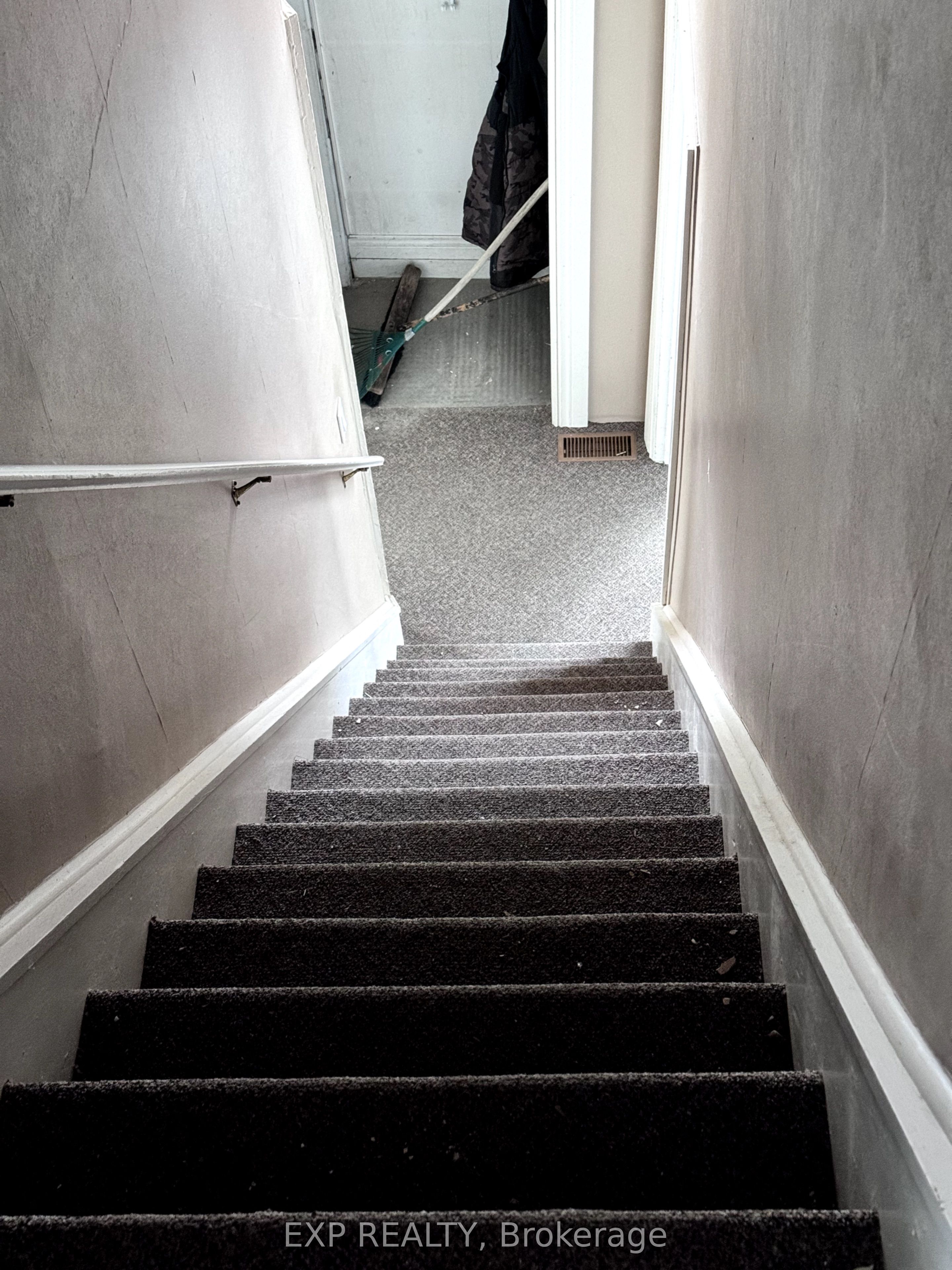 183 Thames Street Property Photo 32
