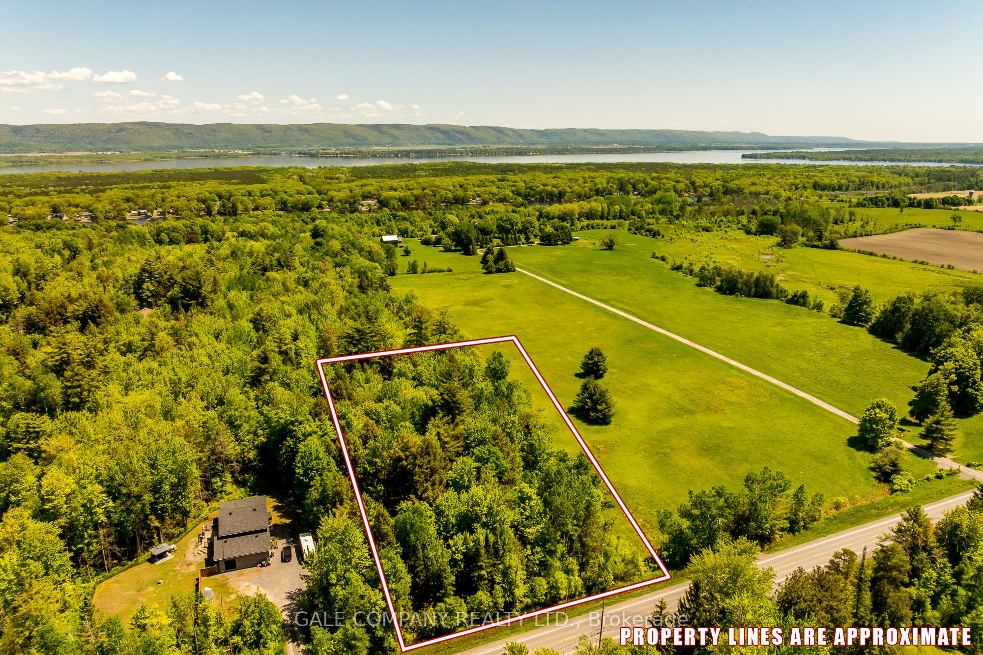 4475 DUNROBIN Road Property Photo 1