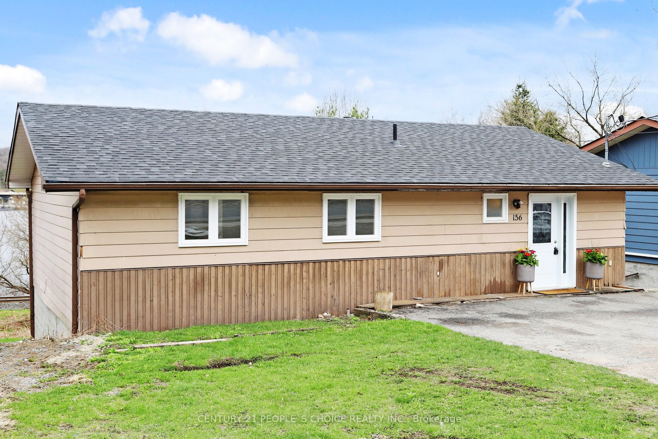156 Main Street W Property Photo 2