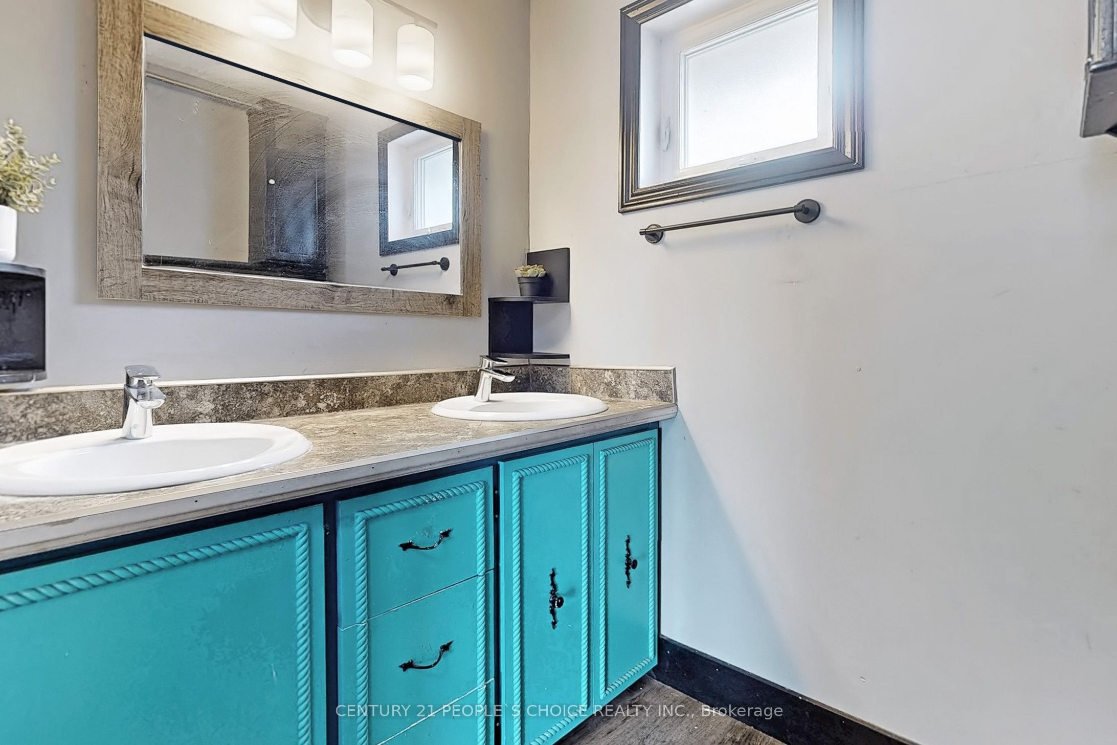 156 Main Street W Property Photo 21