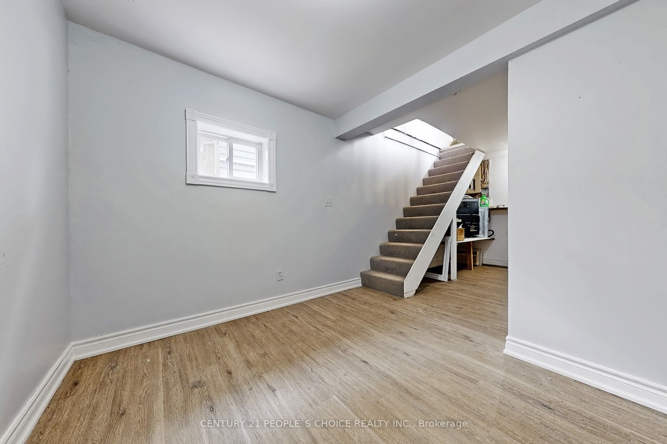 156 Main Street W Property Photo 28