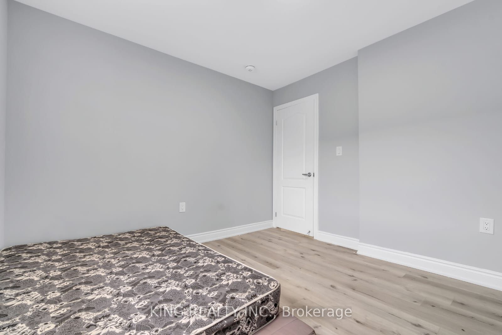 389 Lyle Street Property Photo 32