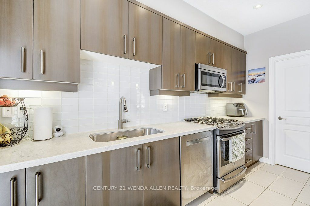 215 Dundas Street E 8 Property Photo 16