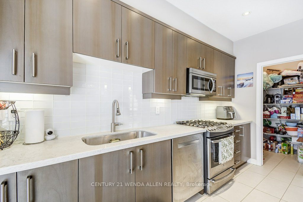215 Dundas Street E 8 Property Photo 17