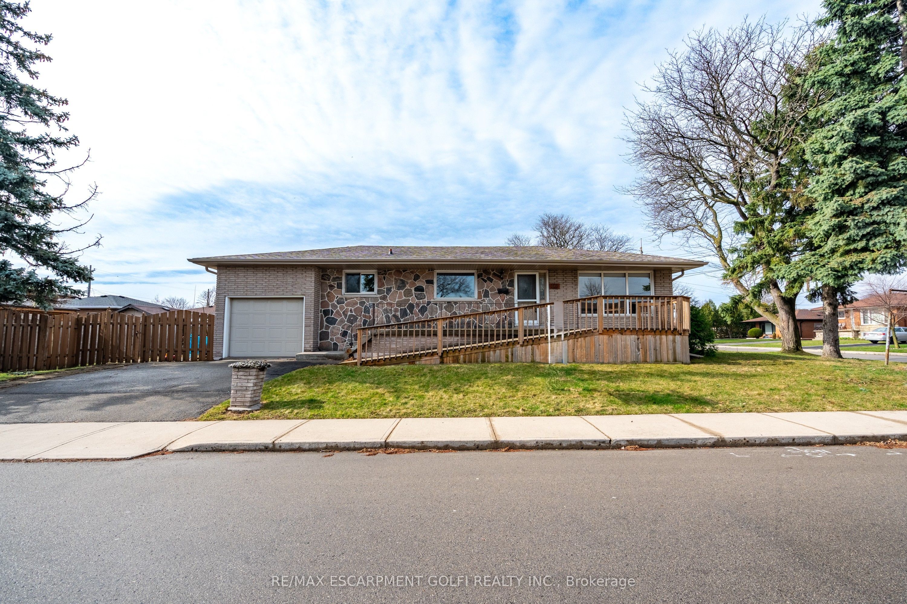 16 Gatineau Drive Property Photo 2