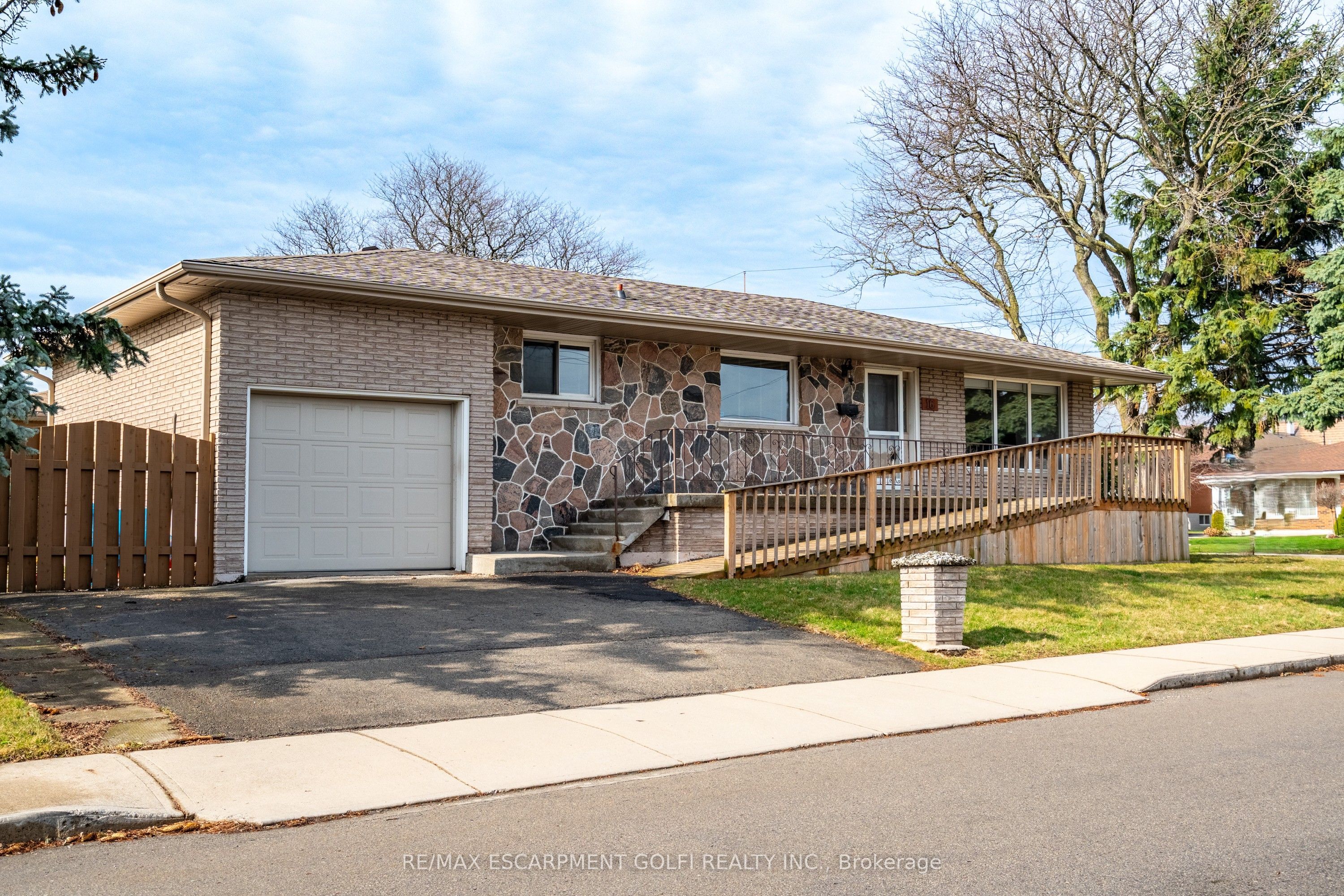 16 Gatineau Drive Property Photo 3