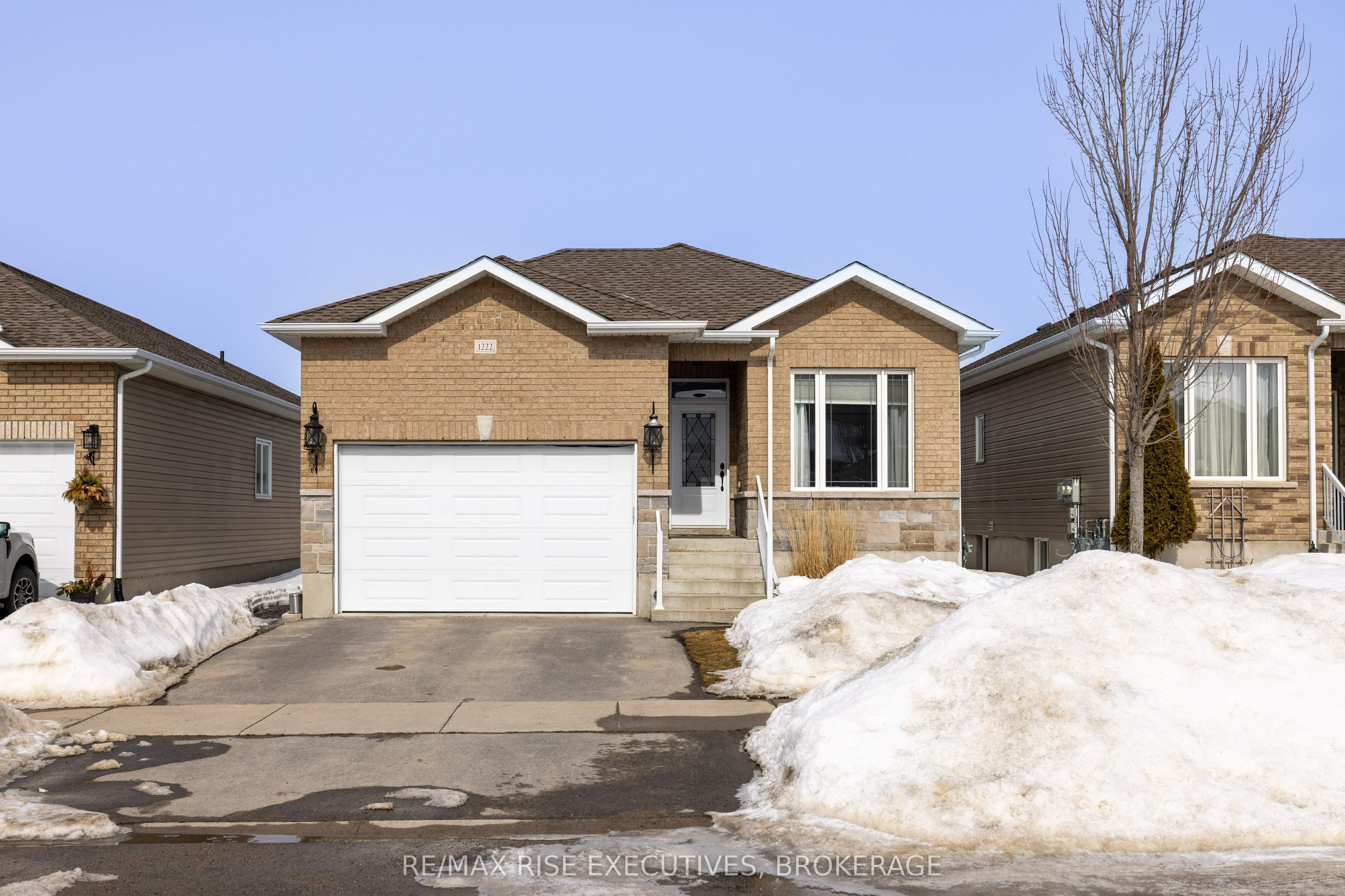 1222 Carfa Cres Property Photo